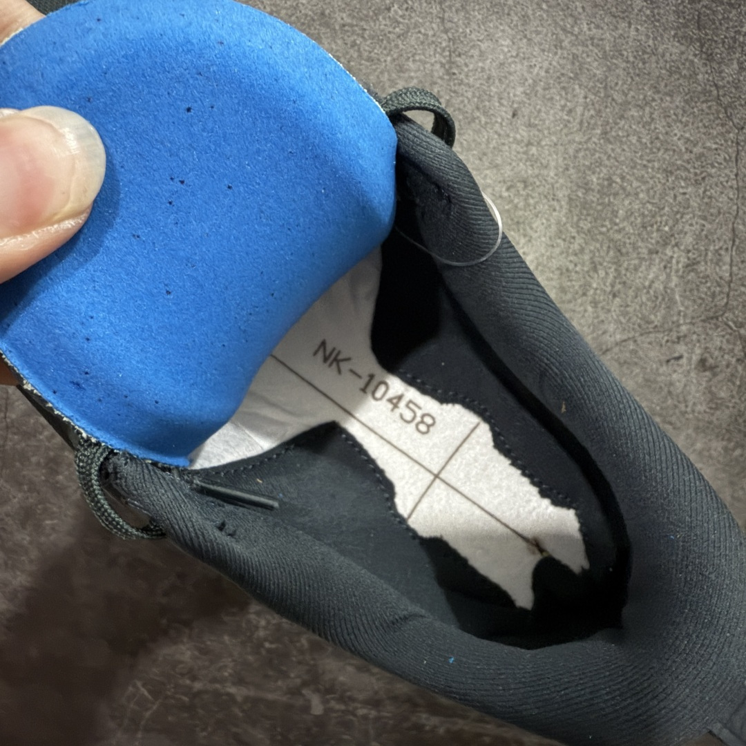 图片[8]-【XE纯原版】Nike Air Zoom Vomero 18 全新科技运动跑鞋 HQ7002-300    目前市场最强品质 原版购入开发 鞋面采用硅胶发泡立体印刷 分体式组合大底 上层超临界ZOOM X泡棉 下层一次ReactX泡棉 区别市场一体底 超高质检清洁度 一切材质配件均与原版一致 原楦原纸板开发 匹配原版98%以上 完美弧度版型 原厂鞋标 立体反光鞋盒标 鞋盒防撞海绵 高端玩家必推版本 高价零售必推版本 欢迎对比市面任意版本‼️ 这双鞋简直是时尚与科技的完美融合。 经典黑色鞋面，质感爆棚，搭配超亮眼的银色大勾子，瞬间成为街头焦点。不仅颜值在线，缓震性能更是一绝 不管是日常出街还是慢跑锻炼，都能给双脚极致舒适体验。  码数超全，36-46 码任你选！别犹豫啦，穿上它，轻松走出潮流范，开启你的时尚运动新旅程！ 码段：36-46-选品中心