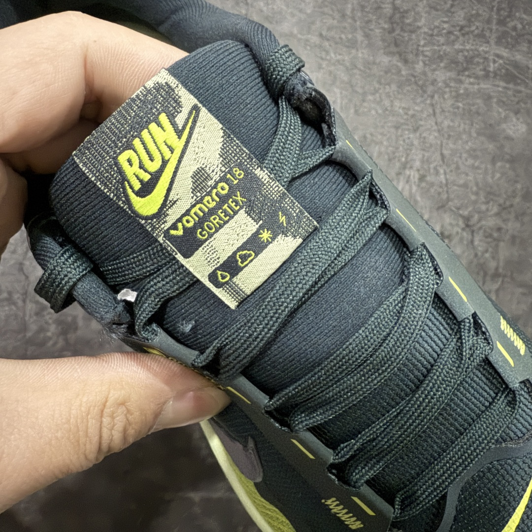 图片[6]-【XE纯原版】Nike Air Zoom Vomero 18 全新科技运动跑鞋 HQ7002-300    目前市场最强品质 原版购入开发 鞋面采用硅胶发泡立体印刷 分体式组合大底 上层超临界ZOOM X泡棉 下层一次ReactX泡棉 区别市场一体底 超高质检清洁度 一切材质配件均与原版一致 原楦原纸板开发 匹配原版98%以上 完美弧度版型 原厂鞋标 立体反光鞋盒标 鞋盒防撞海绵 高端玩家必推版本 高价零售必推版本 欢迎对比市面任意版本‼️ 这双鞋简直是时尚与科技的完美融合。 经典黑色鞋面，质感爆棚，搭配超亮眼的银色大勾子，瞬间成为街头焦点。不仅颜值在线，缓震性能更是一绝 不管是日常出街还是慢跑锻炼，都能给双脚极致舒适体验。  码数超全，36-46 码任你选！别犹豫啦，穿上它，轻松走出潮流范，开启你的时尚运动新旅程！ 码段：36-46-选品中心