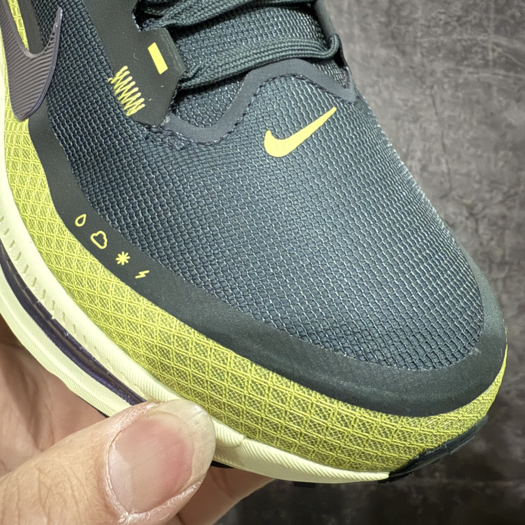 图片[5]-【XE纯原版】Nike Air Zoom Vomero 18 全新科技运动跑鞋 HQ7002-300    目前市场最强品质 原版购入开发 鞋面采用硅胶发泡立体印刷 分体式组合大底 上层超临界ZOOM X泡棉 下层一次ReactX泡棉 区别市场一体底 超高质检清洁度 一切材质配件均与原版一致 原楦原纸板开发 匹配原版98%以上 完美弧度版型 原厂鞋标 立体反光鞋盒标 鞋盒防撞海绵 高端玩家必推版本 高价零售必推版本 欢迎对比市面任意版本‼️ 这双鞋简直是时尚与科技的完美融合。 经典黑色鞋面，质感爆棚，搭配超亮眼的银色大勾子，瞬间成为街头焦点。不仅颜值在线，缓震性能更是一绝 不管是日常出街还是慢跑锻炼，都能给双脚极致舒适体验。  码数超全，36-46 码任你选！别犹豫啦，穿上它，轻松走出潮流范，开启你的时尚运动新旅程！ 码段：36-46-选品中心