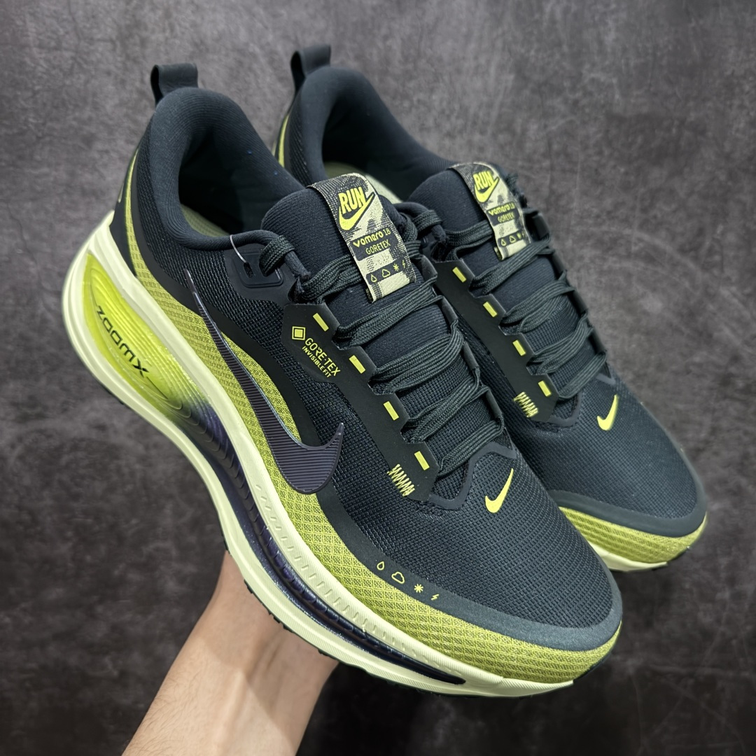 【XE纯原版】Nike Air Zoom Vomero 18 全新科技运动跑鞋 HQ7002-300    目前市场最强品质 原版购入开发 鞋面采用硅胶发泡立体印刷 分体式组合大底 上层超临界ZOOM X泡棉 下层一次ReactX泡棉 区别市场一体底 超高质检清洁度 一切材质配件均与原版一致 原楦原纸板开发 匹配原版98%以上 完美弧度版型 原厂鞋标 立体反光鞋盒标 鞋盒防撞海绵 高端玩家必推版本 高价零售必推版本 欢迎对比市面任意版本‼️ 这双鞋简直是时尚与科技的完美融合。 经典黑色鞋面，质感爆棚，搭配超亮眼的银色大勾子，瞬间成为街头焦点。不仅颜值在线，缓震性能更是一绝 不管是日常出街还是慢跑锻炼，都能给双脚极致舒适体验。  码数超全，36-46 码任你选！别犹豫啦，穿上它，轻松走出潮流范，开启你的时尚运动新旅程！ 码段：36-46-选品中心