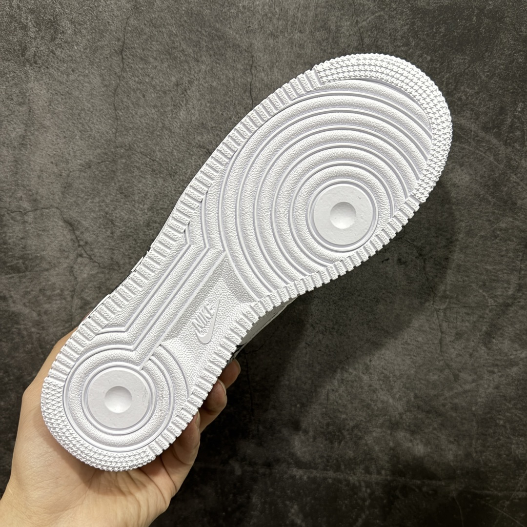 图片[9]-【Max纯原】CDG x Supreme x NK Air Force 1 Supreme Comme des Garcons Shirt 空军一号低帮板鞋 三方联名白黑六眼 923044-100 8 经典老鞋 完美复刻 不规则波浪大底咬花 全鞋电脑针车 工整有序 视觉效果满分 原厂拉帮手法 标准四线 密度针距针孔大小控制到位 原装反口里网布海绵 正确卡色网眼大小 新版鞋撑改用纸团代替 原厂港宝加持完美还原灵魂版型 原盒原配从里到外百分百还原 原厂全头层原厂皮料 原标原盒 内置Sole气垫 中底白色背胶 中底划线 已经无限的接近公司 原厂楦头 原厂刺绣 后跟弧度修正 独家私模最大开发到48.5 尺码：40 40.5 41 42 42.5 43 44 44.5 45 46 47.5 48.5-选品中心