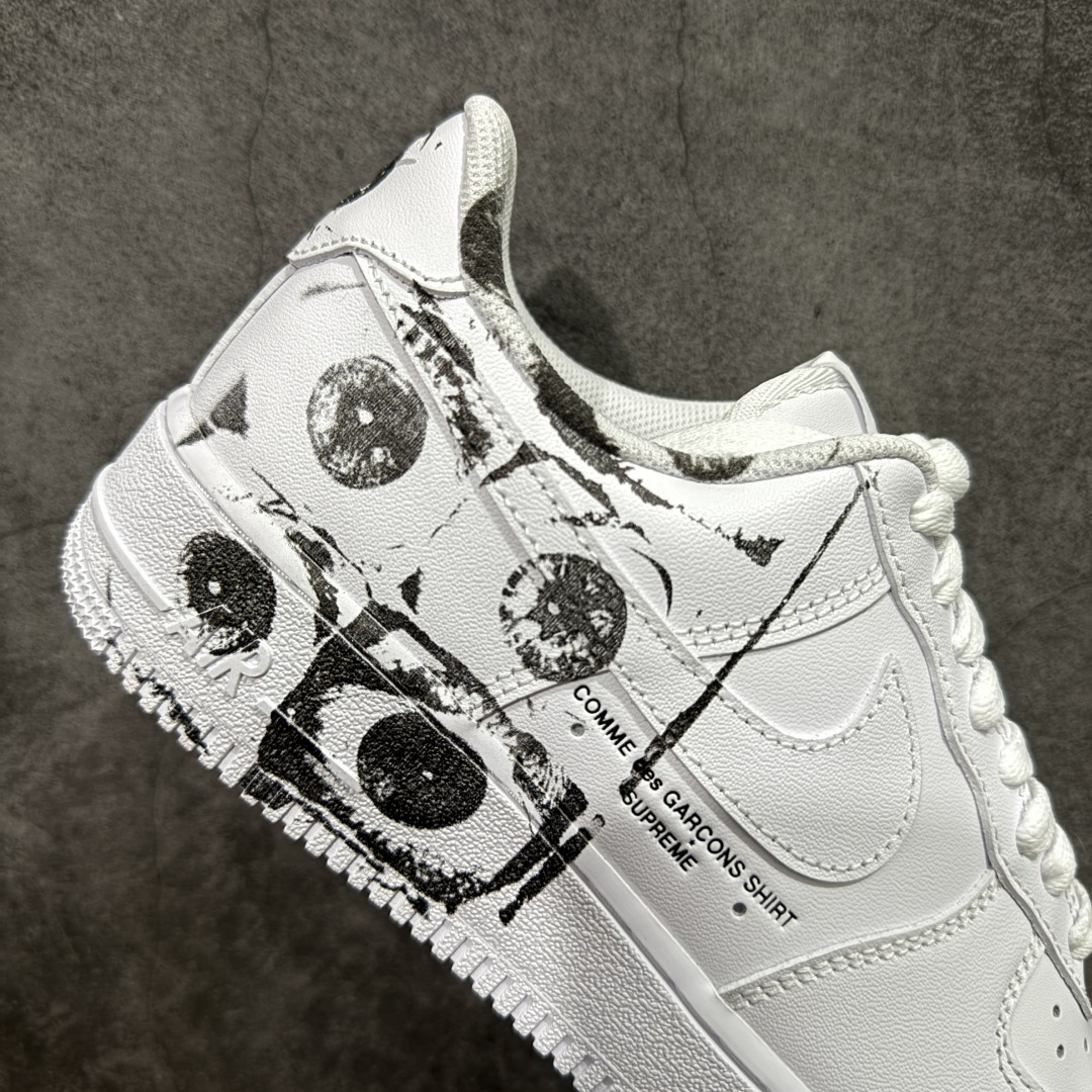 图片[7]-【Max纯原】CDG x Supreme x NK Air Force 1 Supreme Comme des Garcons Shirt 空军一号低帮板鞋 三方联名白黑六眼 923044-100 8 经典老鞋 完美复刻 不规则波浪大底咬花 全鞋电脑针车 工整有序 视觉效果满分 原厂拉帮手法 标准四线 密度针距针孔大小控制到位 原装反口里网布海绵 正确卡色网眼大小 新版鞋撑改用纸团代替 原厂港宝加持完美还原灵魂版型 原盒原配从里到外百分百还原 原厂全头层原厂皮料 原标原盒 内置Sole气垫 中底白色背胶 中底划线 已经无限的接近公司 原厂楦头 原厂刺绣 后跟弧度修正 独家私模最大开发到48.5 尺码：40 40.5 41 42 42.5 43 44 44.5 45 46 47.5 48.5-选品中心