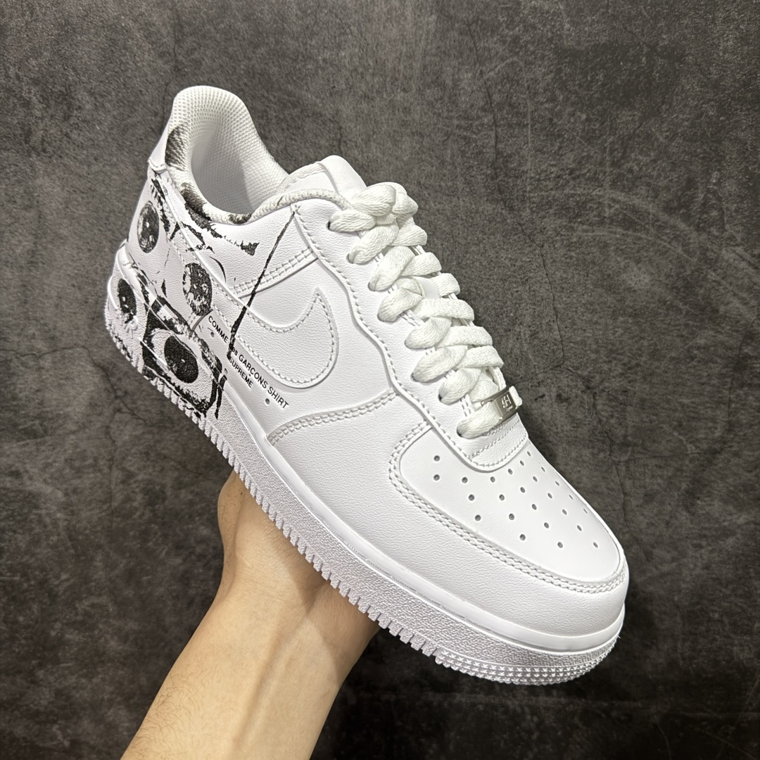 图片[3]-【Max纯原】CDG x Supreme x NK Air Force 1 Supreme Comme des Garcons Shirt 空军一号低帮板鞋 三方联名白黑六眼 923044-100 8 经典老鞋 完美复刻 不规则波浪大底咬花 全鞋电脑针车 工整有序 视觉效果满分 原厂拉帮手法 标准四线 密度针距针孔大小控制到位 原装反口里网布海绵 正确卡色网眼大小 新版鞋撑改用纸团代替 原厂港宝加持完美还原灵魂版型 原盒原配从里到外百分百还原 原厂全头层原厂皮料 原标原盒 内置Sole气垫 中底白色背胶 中底划线 已经无限的接近公司 原厂楦头 原厂刺绣 后跟弧度修正 独家私模最大开发到48.5 尺码：40 40.5 41 42 42.5 43 44 44.5 45 46 47.5 48.5-选品中心