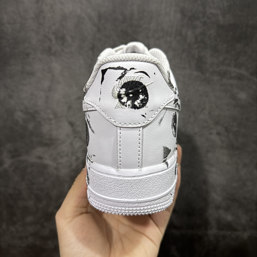 图片[4]-【Max纯原】CDG x Supreme x NK Air Force 1 Supreme Comme des Garcons Shirt 空军一号低帮板鞋 三方联名白黑六眼 923044-100 8 经典老鞋 完美复刻 不规则波浪大底咬花 全鞋电脑针车 工整有序 视觉效果满分 原厂拉帮手法 标准四线 密度针距针孔大小控制到位 原装反口里网布海绵 正确卡色网眼大小 新版鞋撑改用纸团代替 原厂港宝加持完美还原灵魂版型 原盒原配从里到外百分百还原 原厂全头层原厂皮料 原标原盒 内置Sole气垫 中底白色背胶 中底划线 已经无限的接近公司 原厂楦头 原厂刺绣 后跟弧度修正 独家私模最大开发到48.5 尺码：40 40.5 41 42 42.5 43 44 44.5 45 46 47.5 48.5-选品中心