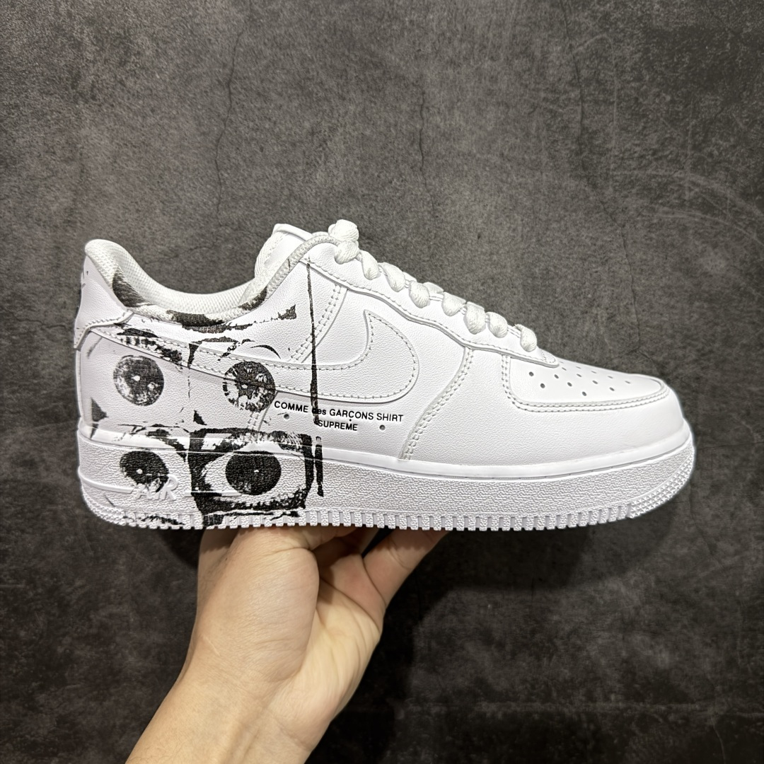 【Max纯原】CDG x Supreme x NK Air Force 1 Supreme Comme des Garcons Shirt 空军一号低帮板鞋 三方联名白黑六眼 923044-100 8 经典老鞋 完美复刻 不规则波浪大底咬花 全鞋电脑针车 工整有序 视觉效果满分 原厂拉帮手法 标准四线 密度针距针孔大小控制到位 原装反口里网布海绵 正确卡色网眼大小 新版鞋撑改用纸团代替 原厂港宝加持完美还原灵魂版型 原盒原配从里到外百分百还原 原厂全头层原厂皮料 原标原盒 内置Sole气垫 中底白色背胶 中底划线 已经无限的接近公司 原厂楦头 原厂刺绣 后跟弧度修正 独家私模最大开发到48.5 尺码：40 40.5 41 42 42.5 43 44 44.5 45 46 47.5 48.5-选品中心