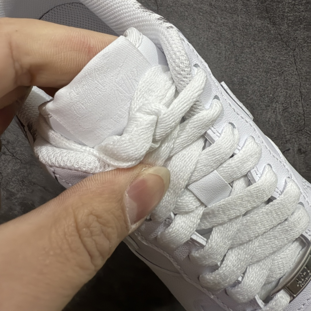 图片[6]-【Max纯原】CDG x Supreme x NK Air Force 1 Supreme Comme des Garcons Shirt 空军一号低帮板鞋 三方联名白黑六眼 923044-100 8 经典老鞋 完美复刻 不规则波浪大底咬花 全鞋电脑针车 工整有序 视觉效果满分 原厂拉帮手法 标准四线 密度针距针孔大小控制到位 原装反口里网布海绵 正确卡色网眼大小 新版鞋撑改用纸团代替 原厂港宝加持完美还原灵魂版型 原盒原配从里到外百分百还原 原厂全头层原厂皮料 原标原盒 内置Sole气垫 中底白色背胶 中底划线 已经无限的接近公司 原厂楦头 原厂刺绣 后跟弧度修正 独家私模最大开发到48.5 尺码：40 40.5 41 42 42.5 43 44 44.5 45 46 47.5 48.5-选品中心