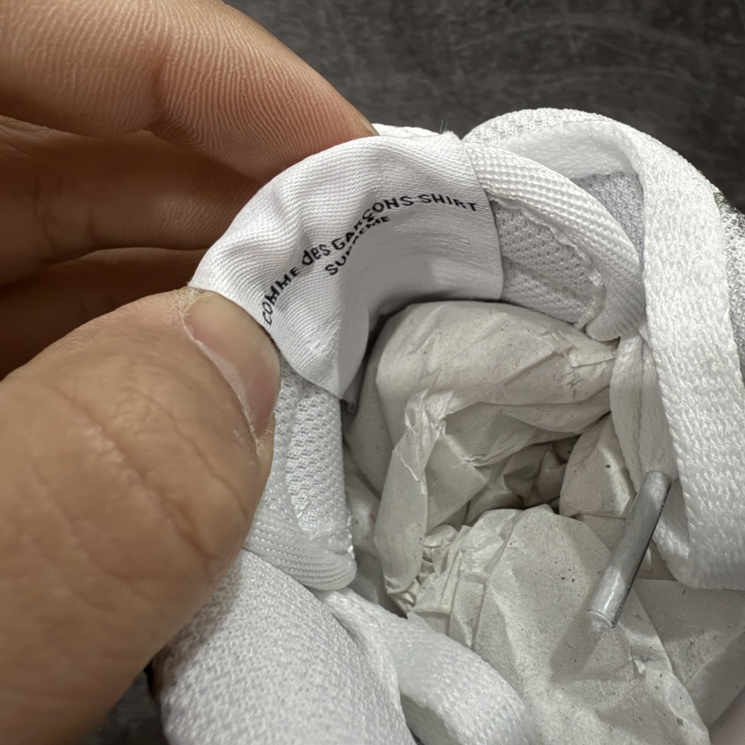 图片[7]-【Max纯原】CDG x Supreme x NK Air Force 1 Supreme Comme des Garcons Shirt 空军一号低帮板鞋 三方联名白黑六眼 923044-100 8 经典老鞋 完美复刻 不规则波浪大底咬花 全鞋电脑针车 工整有序 视觉效果满分 原厂拉帮手法 标准四线 密度针距针孔大小控制到位 原装反口里网布海绵 正确卡色网眼大小 新版鞋撑改用纸团代替 原厂港宝加持完美还原灵魂版型 原盒原配从里到外百分百还原 原厂全头层原厂皮料 原标原盒 内置Sole气垫 中底白色背胶 中底划线 已经无限的接近公司 原厂楦头 原厂刺绣 后跟弧度修正 独家私模最大开发到48.5 尺码：40 40.5 41 42 42.5 43 44 44.5 45 46 47.5 48.5-选品中心