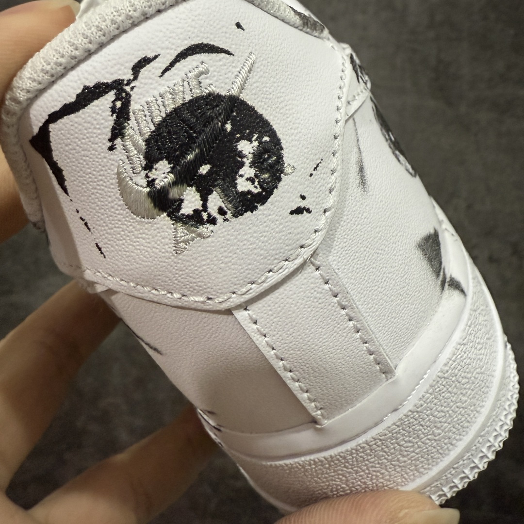 图片[2]-【Max纯原】CDG x Supreme x NK Air Force 1 Supreme Comme des Garcons Shirt 空军一号低帮板鞋 三方联名白黑六眼 923044-100 8 经典老鞋 完美复刻 不规则波浪大底咬花 全鞋电脑针车 工整有序 视觉效果满分 原厂拉帮手法 标准四线 密度针距针孔大小控制到位 原装反口里网布海绵 正确卡色网眼大小 新版鞋撑改用纸团代替 原厂港宝加持完美还原灵魂版型 原盒原配从里到外百分百还原 原厂全头层原厂皮料 原标原盒 内置Sole气垫 中底白色背胶 中底划线 已经无限的接近公司 原厂楦头 原厂刺绣 后跟弧度修正 独家私模最大开发到48.5 尺码：40 40.5 41 42 42.5 43 44 44.5 45 46 47.5 48.5-选品中心