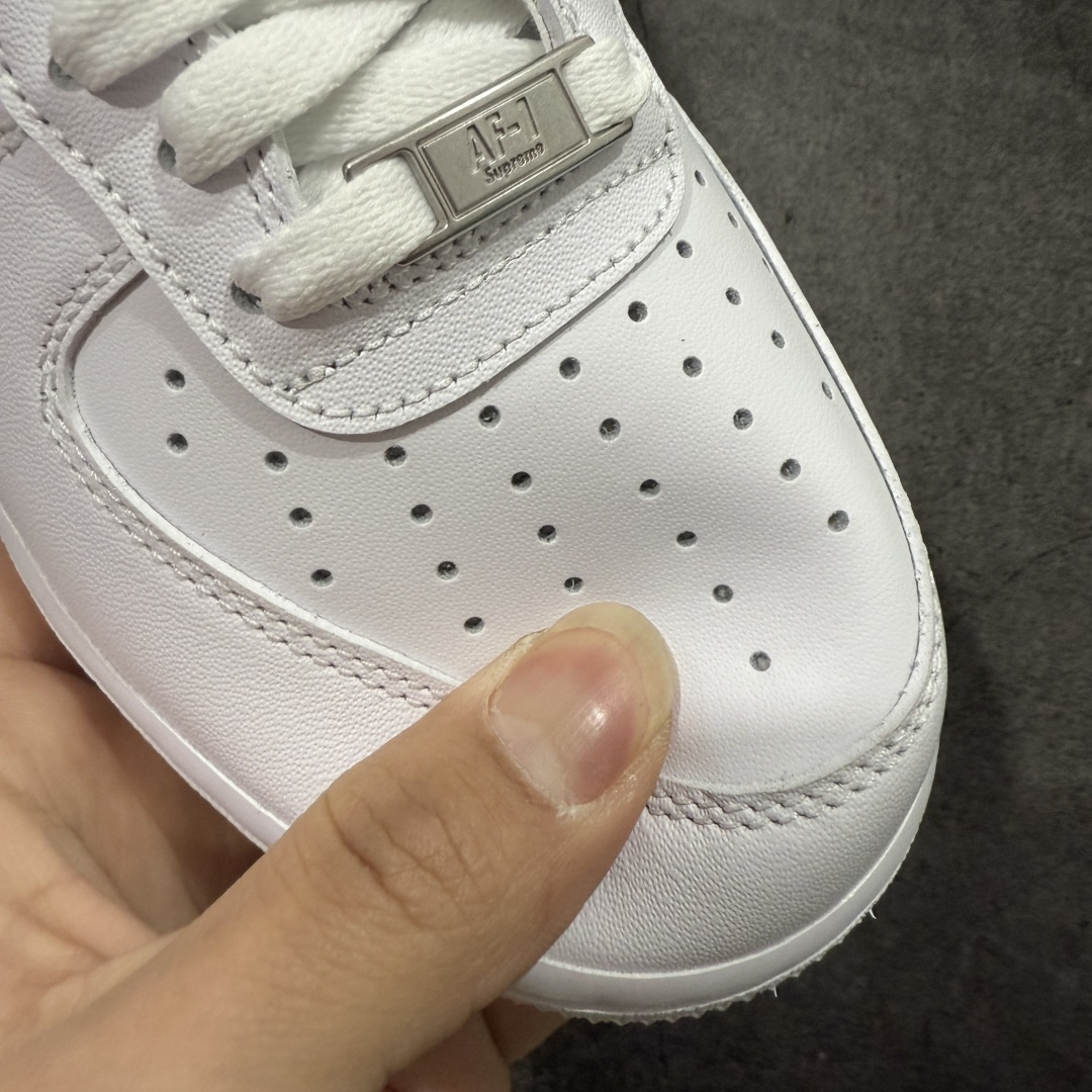 图片[5]-【Max纯原】CDG x Supreme x NK Air Force 1 Supreme Comme des Garcons Shirt 空军一号低帮板鞋 三方联名白黑六眼 923044-100 8 经典老鞋 完美复刻 不规则波浪大底咬花 全鞋电脑针车 工整有序 视觉效果满分 原厂拉帮手法 标准四线 密度针距针孔大小控制到位 原装反口里网布海绵 正确卡色网眼大小 新版鞋撑改用纸团代替 原厂港宝加持完美还原灵魂版型 原盒原配从里到外百分百还原 原厂全头层原厂皮料 原标原盒 内置Sole气垫 中底白色背胶 中底划线 已经无限的接近公司 原厂楦头 原厂刺绣 后跟弧度修正 独家私模最大开发到48.5 尺码：40 40.5 41 42 42.5 43 44 44.5 45 46 47.5 48.5-选品中心