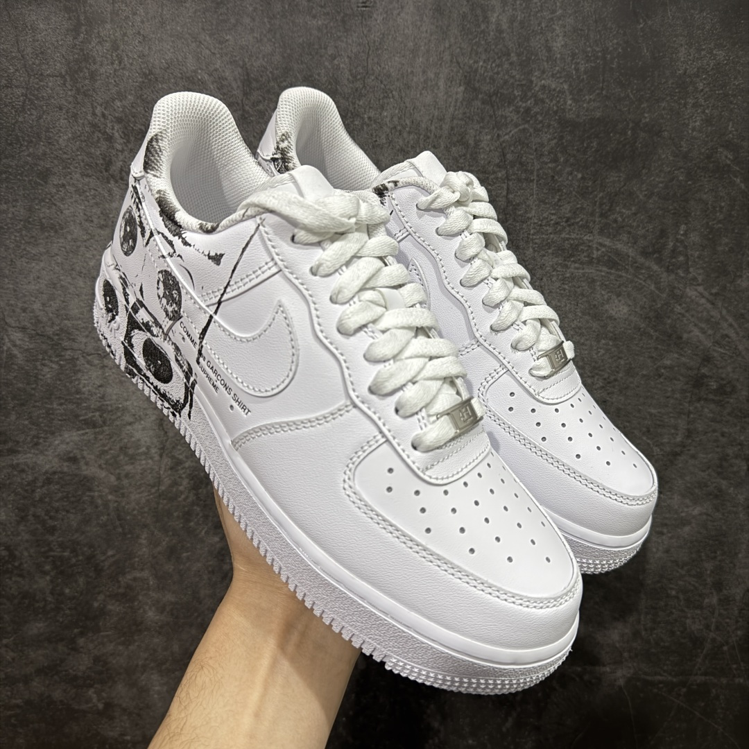 【Max纯原】CDG x Supreme x NK Air Force 1 Supreme Comme des Garcons Shirt 空军一号低帮板鞋 三方联名白黑六眼 923044-100 8 经典老鞋 完美复刻 不规则波浪大底咬花 全鞋电脑针车 工整有序 视觉效果满分 原厂拉帮手法 标准四线 密度针距针孔大小控制到位 原装反口里网布海绵 正确卡色网眼大小 新版鞋撑改用纸团代替 原厂港宝加持完美还原灵魂版型 原盒原配从里到外百分百还原 原厂全头层原厂皮料 原标原盒 内置Sole气垫 中底白色背胶 中底划线 已经无限的接近公司 原厂楦头 原厂刺绣 后跟弧度修正 独家私模最大开发到48.5 尺码：40 40.5 41 42 42.5 43 44 44.5 45 46 47.5 48.5-选品中心