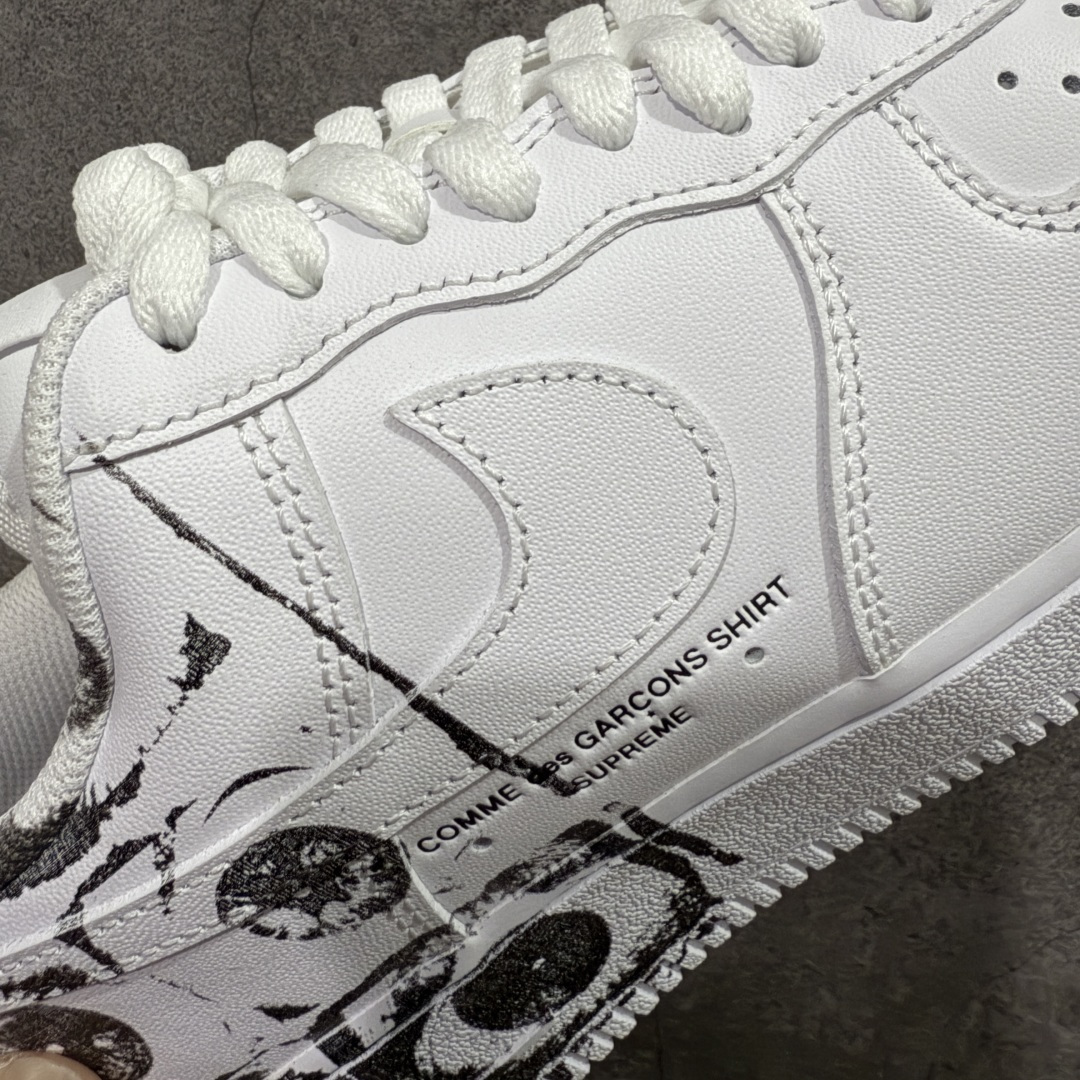 图片[4]-【Max纯原】CDG x Supreme x NK Air Force 1 Supreme Comme des Garcons Shirt 空军一号低帮板鞋 三方联名白黑六眼 923044-100 8 经典老鞋 完美复刻 不规则波浪大底咬花 全鞋电脑针车 工整有序 视觉效果满分 原厂拉帮手法 标准四线 密度针距针孔大小控制到位 原装反口里网布海绵 正确卡色网眼大小 新版鞋撑改用纸团代替 原厂港宝加持完美还原灵魂版型 原盒原配从里到外百分百还原 原厂全头层原厂皮料 原标原盒 内置Sole气垫 中底白色背胶 中底划线 已经无限的接近公司 原厂楦头 原厂刺绣 后跟弧度修正 独家私模最大开发到48.5 尺码：40 40.5 41 42 42.5 43 44 44.5 45 46 47.5 48.5-选品中心