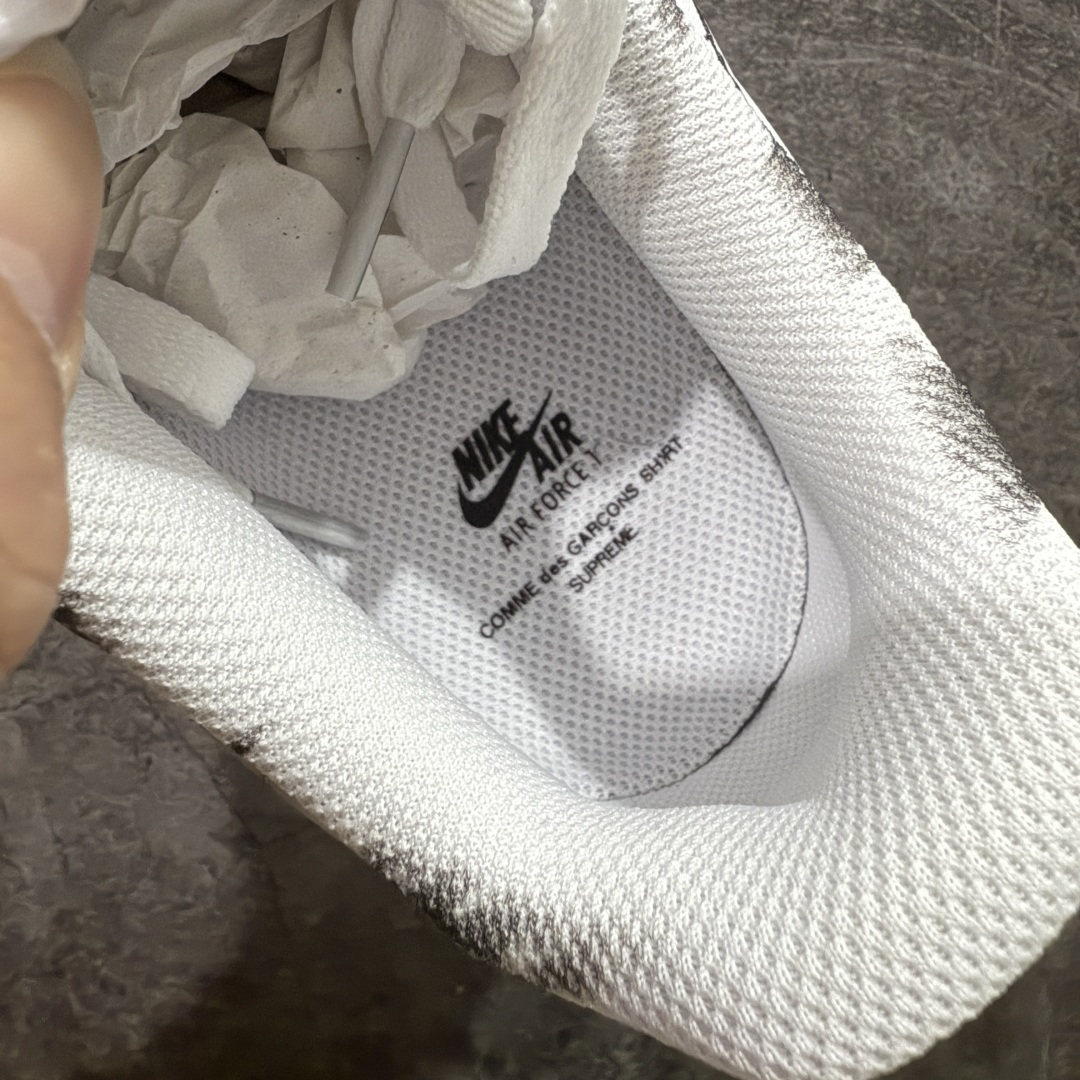 图片[8]-【Max纯原】CDG x Supreme x NK Air Force 1 Supreme Comme des Garcons Shirt 空军一号低帮板鞋 三方联名白黑六眼 923044-100 8 经典老鞋 完美复刻 不规则波浪大底咬花 全鞋电脑针车 工整有序 视觉效果满分 原厂拉帮手法 标准四线 密度针距针孔大小控制到位 原装反口里网布海绵 正确卡色网眼大小 新版鞋撑改用纸团代替 原厂港宝加持完美还原灵魂版型 原盒原配从里到外百分百还原 原厂全头层原厂皮料 原标原盒 内置Sole气垫 中底白色背胶 中底划线 已经无限的接近公司 原厂楦头 原厂刺绣 后跟弧度修正 独家私模最大开发到48.5 尺码：40 40.5 41 42 42.5 43 44 44.5 45 46 47.5 48.5-选品中心