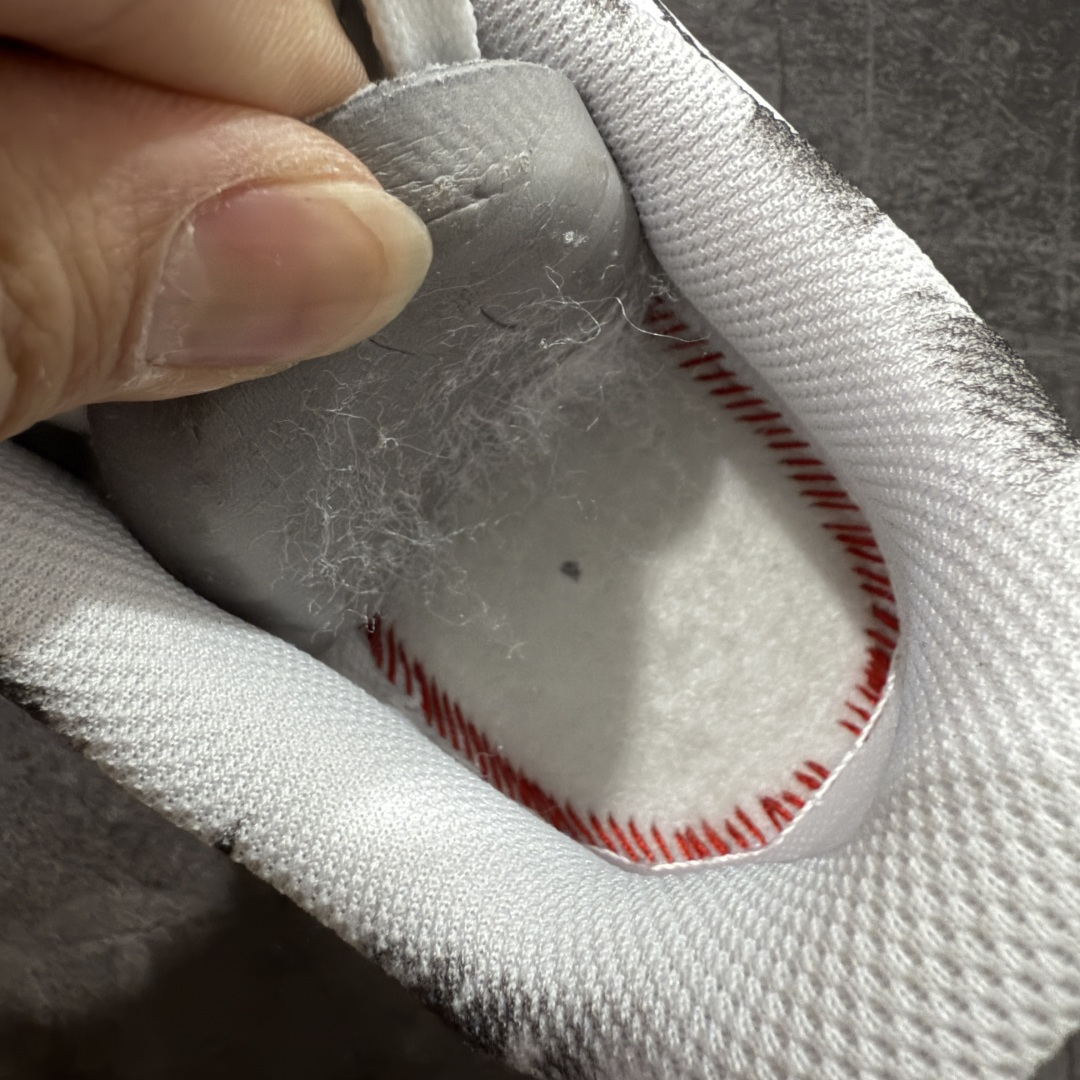 图片[9]-【Max纯原】CDG x Supreme x NK Air Force 1 Supreme Comme des Garcons Shirt 空军一号低帮板鞋 三方联名白黑六眼 923044-100 8 经典老鞋 完美复刻 不规则波浪大底咬花 全鞋电脑针车 工整有序 视觉效果满分 原厂拉帮手法 标准四线 密度针距针孔大小控制到位 原装反口里网布海绵 正确卡色网眼大小 新版鞋撑改用纸团代替 原厂港宝加持完美还原灵魂版型 原盒原配从里到外百分百还原 原厂全头层原厂皮料 原标原盒 内置Sole气垫 中底白色背胶 中底划线 已经无限的接近公司 原厂楦头 原厂刺绣 后跟弧度修正 独家私模最大开发到48.5 尺码：40 40.5 41 42 42.5 43 44 44.5 45 46 47.5 48.5-选品中心