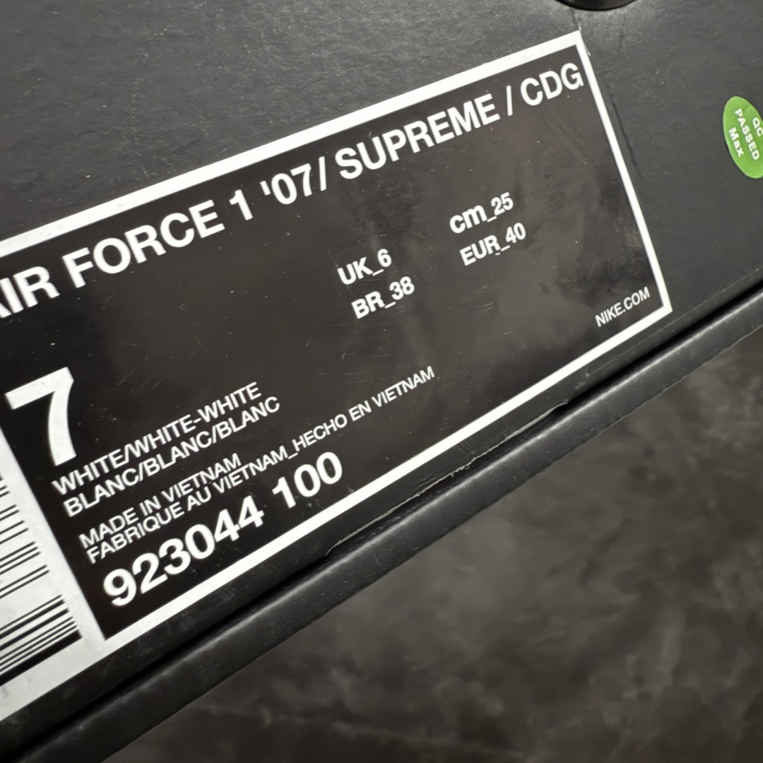 图片[10]-【Max纯原】CDG x Supreme x NK Air Force 1 Supreme Comme des Garcons Shirt 空军一号低帮板鞋 三方联名白黑六眼 923044-100 8 经典老鞋 完美复刻 不规则波浪大底咬花 全鞋电脑针车 工整有序 视觉效果满分 原厂拉帮手法 标准四线 密度针距针孔大小控制到位 原装反口里网布海绵 正确卡色网眼大小 新版鞋撑改用纸团代替 原厂港宝加持完美还原灵魂版型 原盒原配从里到外百分百还原 原厂全头层原厂皮料 原标原盒 内置Sole气垫 中底白色背胶 中底划线 已经无限的接近公司 原厂楦头 原厂刺绣 后跟弧度修正 独家私模最大开发到48.5 尺码：40 40.5 41 42 42.5 43 44 44.5 45 46 47.5 48.5-选品中心