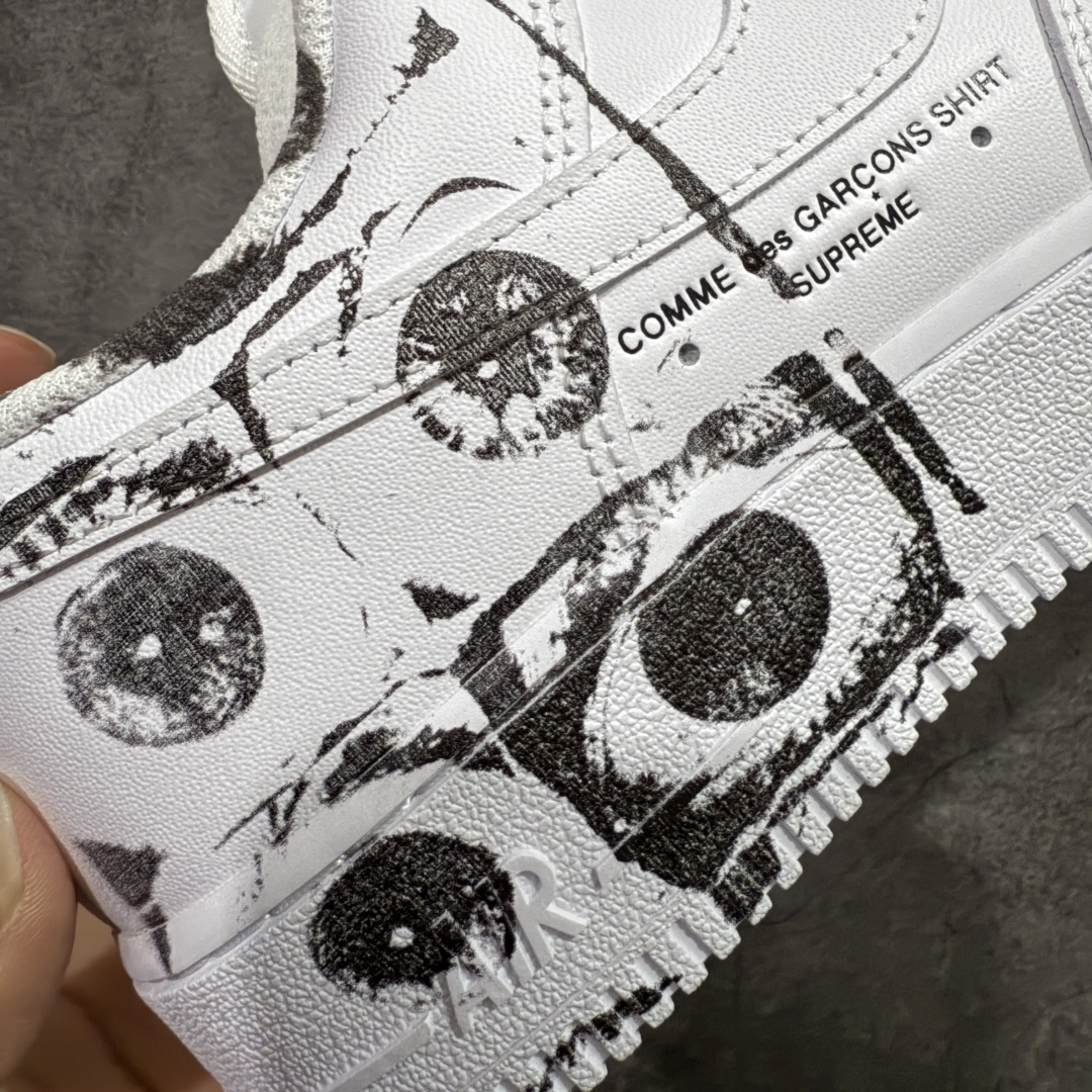 图片[3]-【Max纯原】CDG x Supreme x NK Air Force 1 Supreme Comme des Garcons Shirt 空军一号低帮板鞋 三方联名白黑六眼 923044-100 8 经典老鞋 完美复刻 不规则波浪大底咬花 全鞋电脑针车 工整有序 视觉效果满分 原厂拉帮手法 标准四线 密度针距针孔大小控制到位 原装反口里网布海绵 正确卡色网眼大小 新版鞋撑改用纸团代替 原厂港宝加持完美还原灵魂版型 原盒原配从里到外百分百还原 原厂全头层原厂皮料 原标原盒 内置Sole气垫 中底白色背胶 中底划线 已经无限的接近公司 原厂楦头 原厂刺绣 后跟弧度修正 独家私模最大开发到48.5 尺码：40 40.5 41 42 42.5 43 44 44.5 45 46 47.5 48.5-选品中心