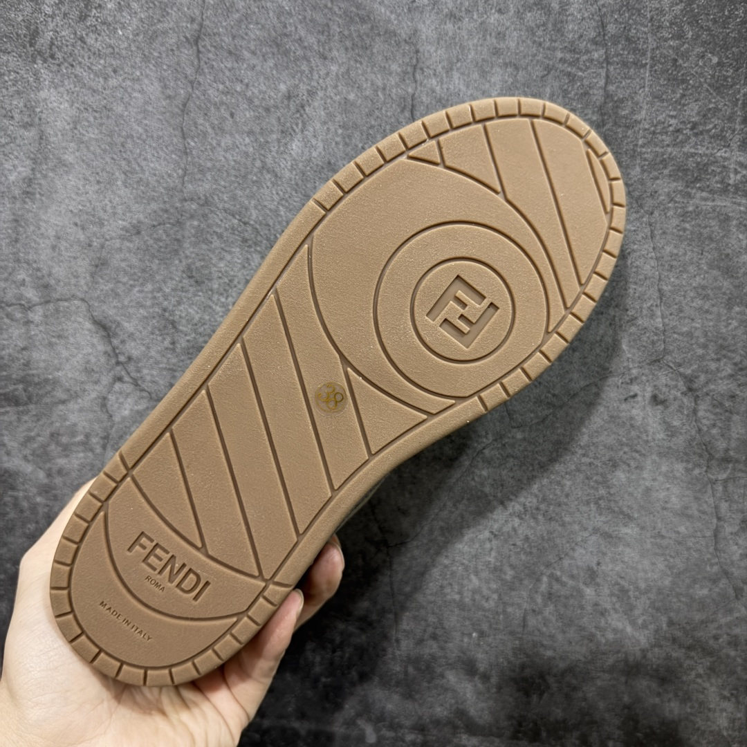 图片[9]-【YS纯原】广奢高端货 FENDI芬迪 Match 绒面皮革 压纹系带 男女同款 黑白红底经典款 ✦ 官方同源渠道 · 原装订单 ✦ 专柜全套包装＋原装配件齐全 ✦ 鞋底内置核心防伪芯片 · 可感应 ✦ FENDI Match 最新爆款情侣款板鞋 ✦ 高工艺无缝细空胶技术 ✦ 贴楦误差仅 0.05mm ✦ 固特异内外锁死工艺 ✦ 最大弯折也不开胶 · 环保无异味 ✦ 麂皮＋胶片拼接鞋面，质感更高级 ✦ Logo内里使用毛巾绒MX，脚感细腻温柔 尺码：35-46-选品中心