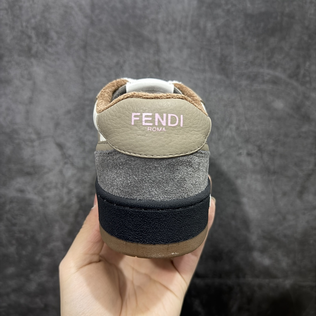 图片[4]-【YS纯原】广奢高端货 FENDI芬迪 Match 绒面皮革 压纹系带 男女同款 黑白红底经典款 ✦ 官方同源渠道 · 原装订单 ✦ 专柜全套包装＋原装配件齐全 ✦ 鞋底内置核心防伪芯片 · 可感应 ✦ FENDI Match 最新爆款情侣款板鞋 ✦ 高工艺无缝细空胶技术 ✦ 贴楦误差仅 0.05mm ✦ 固特异内外锁死工艺 ✦ 最大弯折也不开胶 · 环保无异味 ✦ 麂皮＋胶片拼接鞋面，质感更高级 ✦ Logo内里使用毛巾绒MX，脚感细腻温柔 尺码：35-46-选品中心