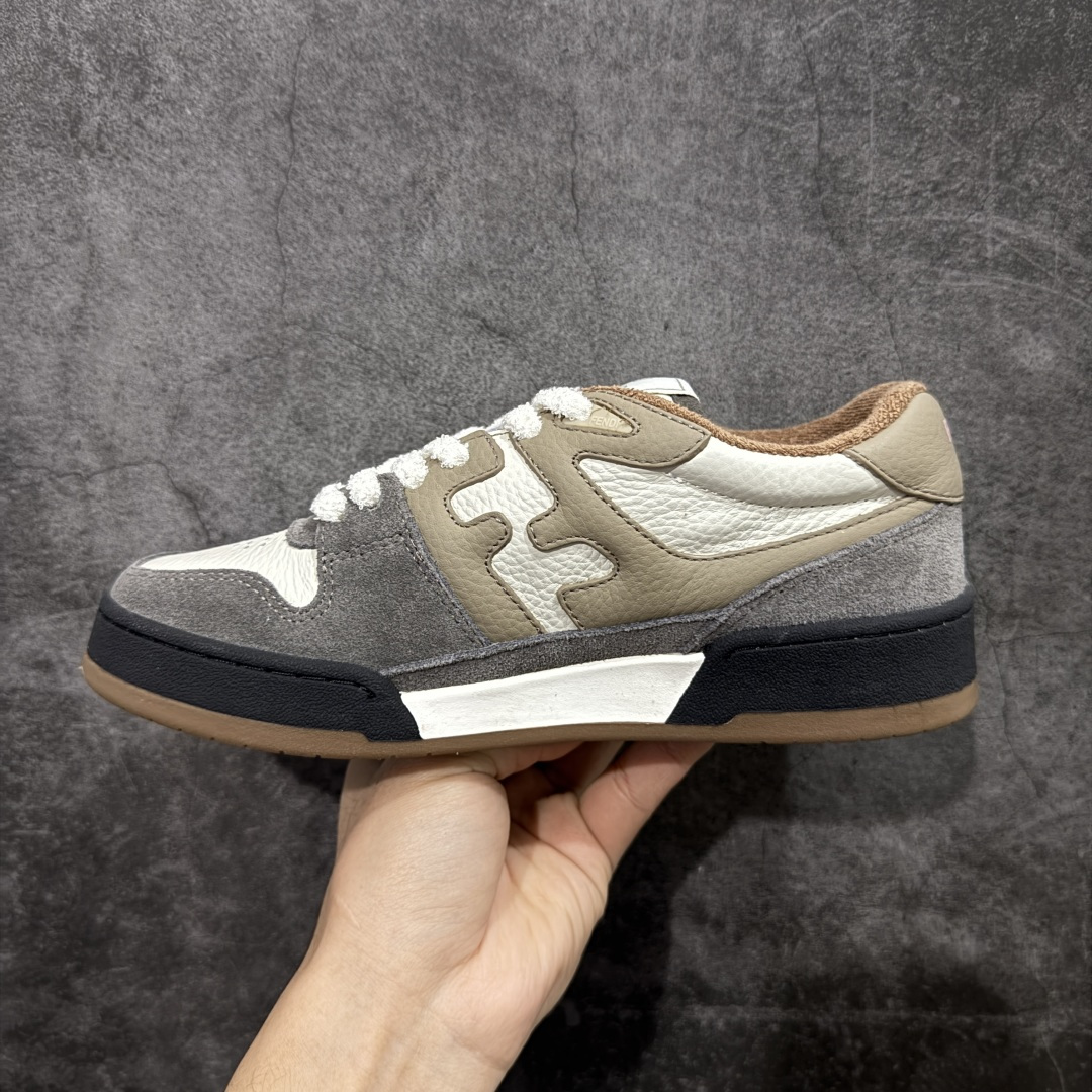 图片[2]-【YS纯原】广奢高端货 FENDI芬迪 Match 绒面皮革 压纹系带 男女同款 黑白红底经典款 ✦ 官方同源渠道 · 原装订单 ✦ 专柜全套包装＋原装配件齐全 ✦ 鞋底内置核心防伪芯片 · 可感应 ✦ FENDI Match 最新爆款情侣款板鞋 ✦ 高工艺无缝细空胶技术 ✦ 贴楦误差仅 0.05mm ✦ 固特异内外锁死工艺 ✦ 最大弯折也不开胶 · 环保无异味 ✦ 麂皮＋胶片拼接鞋面，质感更高级 ✦ Logo内里使用毛巾绒MX，脚感细腻温柔 尺码：35-46-选品中心