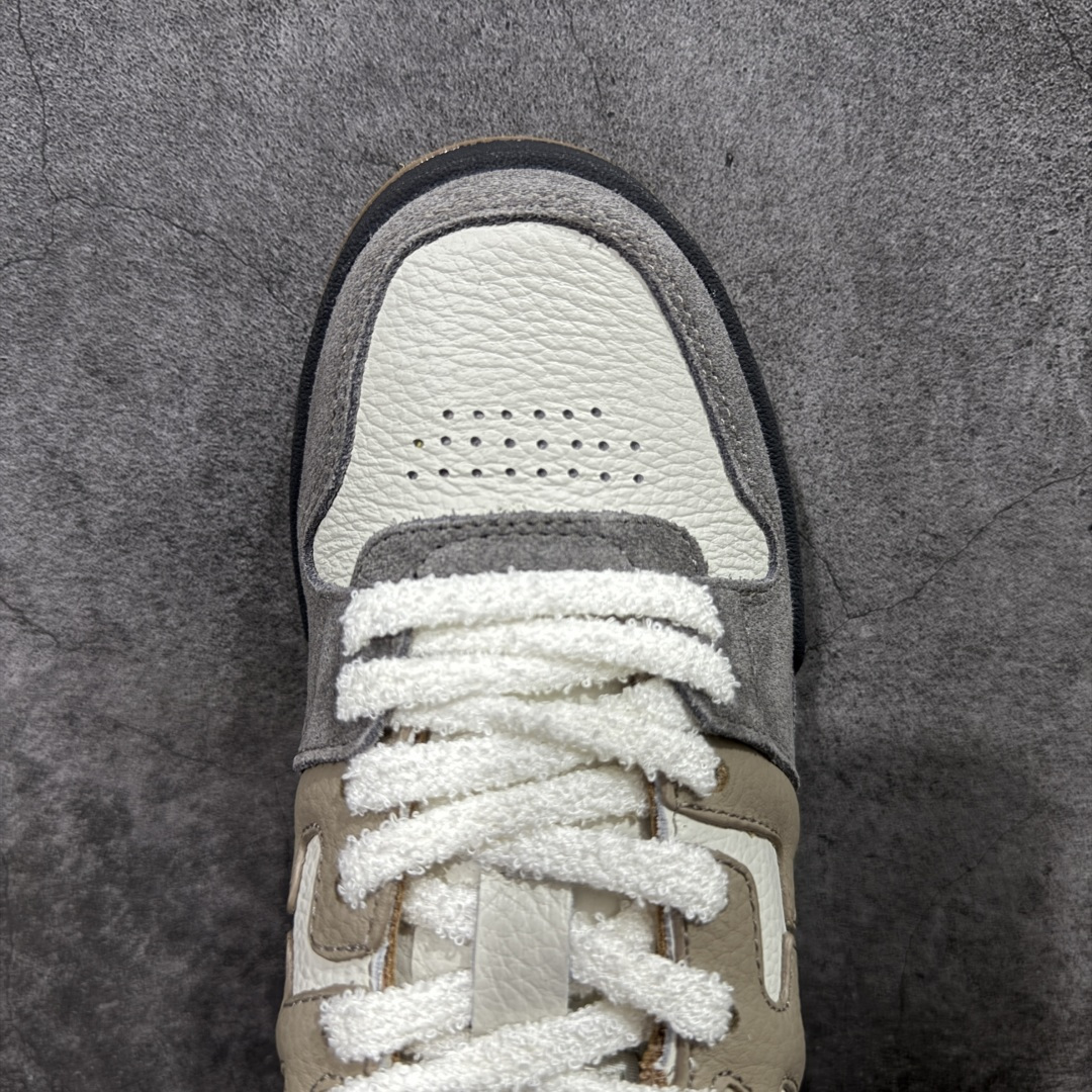 图片[5]-【YS纯原】广奢高端货 FENDI芬迪 Match 绒面皮革 压纹系带 男女同款 黑白红底经典款 ✦ 官方同源渠道 · 原装订单 ✦ 专柜全套包装＋原装配件齐全 ✦ 鞋底内置核心防伪芯片 · 可感应 ✦ FENDI Match 最新爆款情侣款板鞋 ✦ 高工艺无缝细空胶技术 ✦ 贴楦误差仅 0.05mm ✦ 固特异内外锁死工艺 ✦ 最大弯折也不开胶 · 环保无异味 ✦ 麂皮＋胶片拼接鞋面，质感更高级 ✦ Logo内里使用毛巾绒MX，脚感细腻温柔 尺码：35-46-选品中心