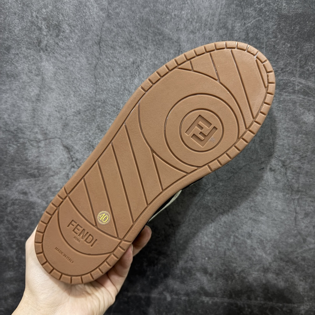 图片[9]-【YS纯原】广奢高端货 FENDI芬迪 Match 绒面皮革 压纹系带 男女同款 黑白红底经典款 ✦ 官方同源渠道 · 原装订单 ✦ 专柜全套包装＋原装配件齐全 ✦ 鞋底内置核心防伪芯片 · 可感应 ✦ FENDI Match 最新爆款情侣款板鞋 ✦ 高工艺无缝细空胶技术 ✦ 贴楦误差仅 0.05mm ✦ 固特异内外锁死工艺 ✦ 最大弯折也不开胶 · 环保无异味 ✦ 麂皮＋胶片拼接鞋面，质感更高级 ✦ Logo内里使用毛巾绒MX，脚感细腻温柔 尺码：35-46-选品中心