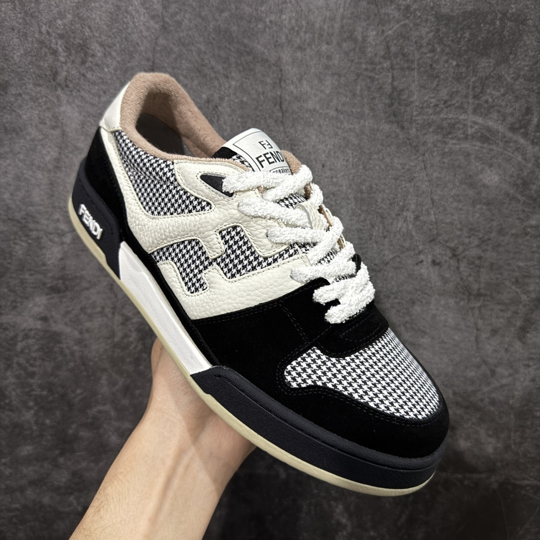 图片[3]-【YS纯原】广奢高端货 FENDI芬迪 Match 绒面皮革 压纹系带 男女同款 黑白红底经典款 ✦ 官方同源渠道 · 原装订单 ✦ 专柜全套包装＋原装配件齐全 ✦ 鞋底内置核心防伪芯片 · 可感应 ✦ FENDI Match 最新爆款情侣款板鞋 ✦ 高工艺无缝细空胶技术 ✦ 贴楦误差仅 0.05mm ✦ 固特异内外锁死工艺 ✦ 最大弯折也不开胶 · 环保无异味 ✦ 麂皮＋胶片拼接鞋面，质感更高级 ✦ Logo内里使用毛巾绒MX，脚感细腻温柔 尺码：35-46-选品中心