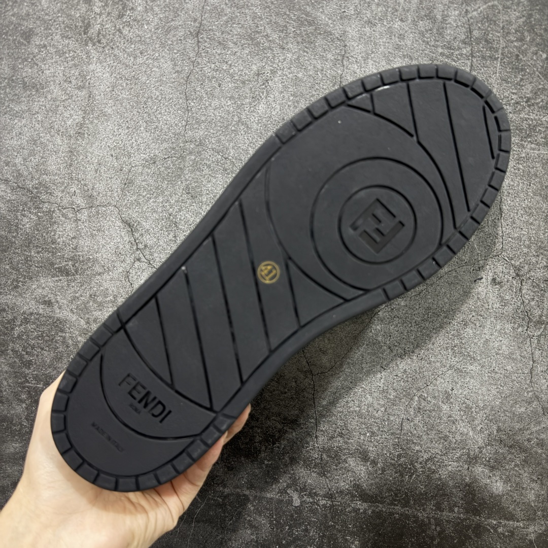 图片[9]-【YS纯原】广奢高端货 FENDI芬迪 Match 绒面皮革 压纹系带 男女同款 黑白红底经典款 ✦ 官方同源渠道 · 原装订单 ✦ 专柜全套包装＋原装配件齐全 ✦ 鞋底内置核心防伪芯片 · 可感应 ✦ FENDI Match 最新爆款情侣款板鞋 ✦ 高工艺无缝细空胶技术 ✦ 贴楦误差仅 0.05mm ✦ 固特异内外锁死工艺 ✦ 最大弯折也不开胶 · 环保无异味 ✦ 麂皮＋胶片拼接鞋面，质感更高级 ✦ Logo内里使用毛巾绒MX，脚感细腻温柔 尺码：35-46-选品中心