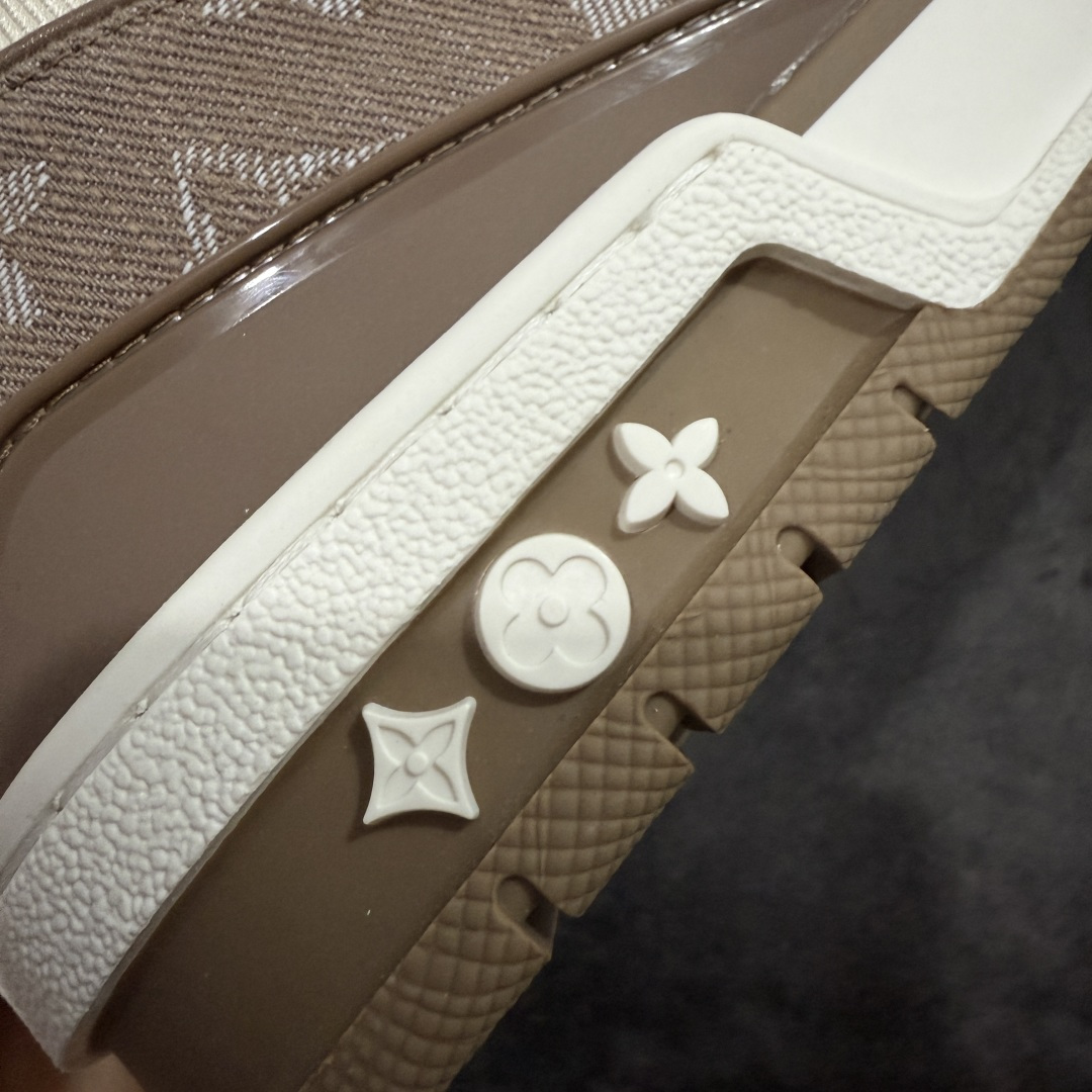 图片[3]-【PK纯原版】Louis Vuitton 路易威登 LV Trainer 低帮休闲板鞋 同步官方2025最新原版包装 海淘代购同渠道品质 高端零售 外贸充正专供 原版购入开发 ZP级全套包装 完美楦型 正确卡色 大底TPU 质感媲美原版 细节与原版一致 请注意区分市面通货材 尺码：39 40 41 42 43 44 45 46-选品中心