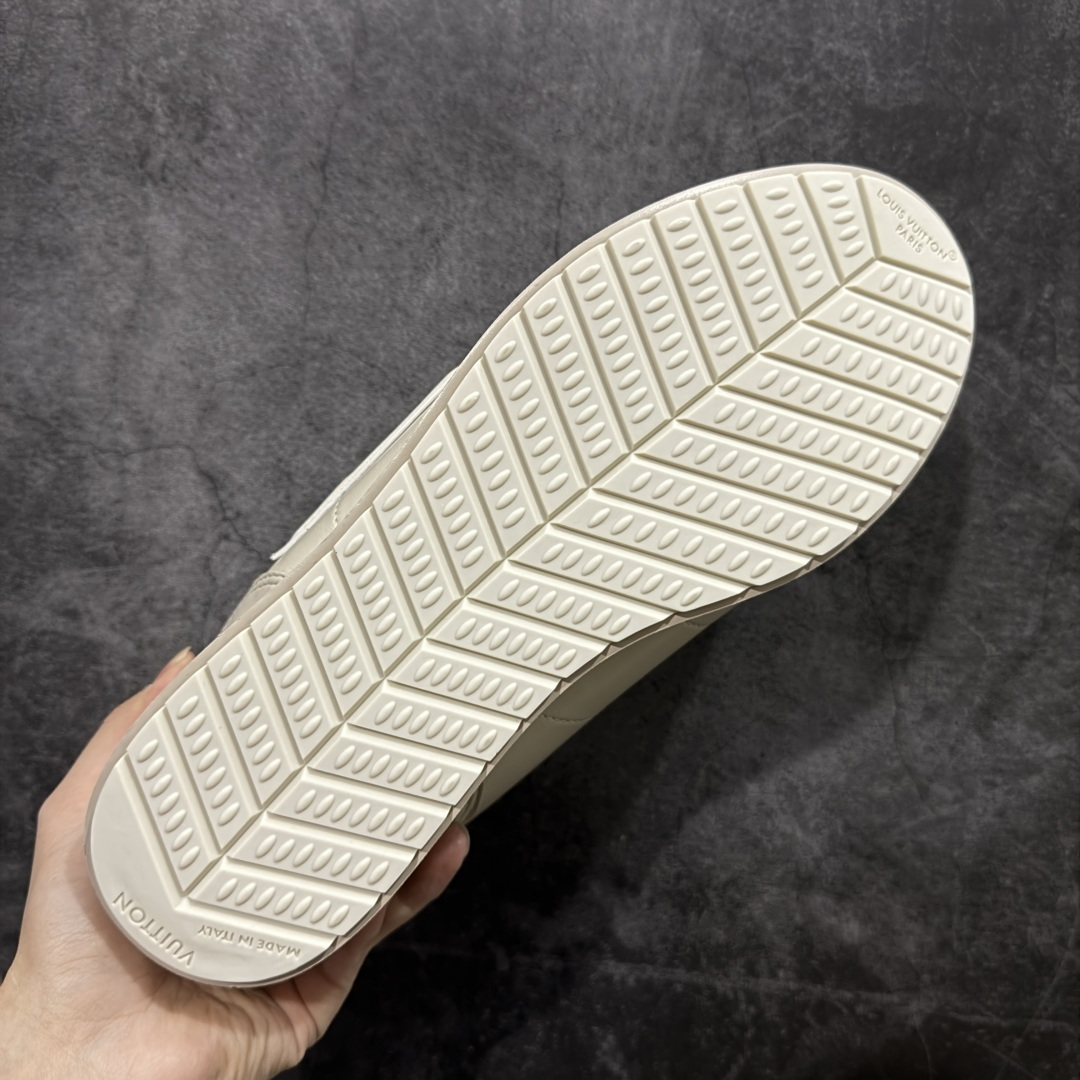 图片[9]-【纯原S版】莞产顶级LOUIS VUITTON × NIGO 联名款 Buttersoft FW25 牛皮革压纹 系带圆头 低帮系带圆头运动鞋 LV × Nigo 联名 FW25 最新 Buttersoft 系列 菲董操刀设计，阿甘鞋轮廓融合面包鞋风格 鞋型饱满但比例克制，上脚呈现慵懒高级感 厚鞋舌＋宽鞋带结构 鞋面采用头层牛皮＋羊皮革压纹 皮质细腻，纹理自然，耐看耐穿 鞋底为原版开模防滑 TPU 大底 全系列暴力拆借 原版开发 结构、比例与用料统一度高 尺码：35 36 37 38 39 40 41 42 43 44 45-选品中心