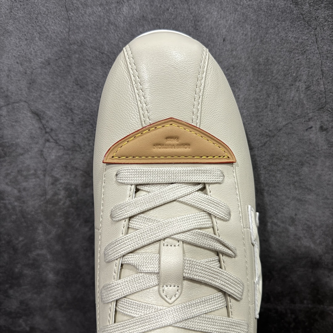 图片[5]-【纯原S版】莞产顶级LOUIS VUITTON × NIGO 联名款 Buttersoft FW25 牛皮革压纹 系带圆头 低帮系带圆头运动鞋 LV × Nigo 联名 FW25 最新 Buttersoft 系列 菲董操刀设计，阿甘鞋轮廓融合面包鞋风格 鞋型饱满但比例克制，上脚呈现慵懒高级感 厚鞋舌＋宽鞋带结构 鞋面采用头层牛皮＋羊皮革压纹 皮质细腻，纹理自然，耐看耐穿 鞋底为原版开模防滑 TPU 大底 全系列暴力拆借 原版开发 结构、比例与用料统一度高 尺码：35 36 37 38 39 40 41 42 43 44 45-选品中心