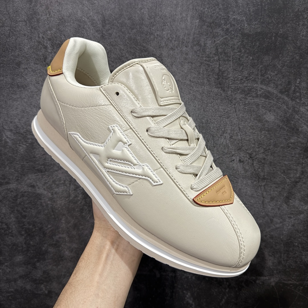 图片[3]-【纯原S版】莞产顶级LOUIS VUITTON × NIGO 联名款 Buttersoft FW25 牛皮革压纹 系带圆头 低帮系带圆头运动鞋 LV × Nigo 联名 FW25 最新 Buttersoft 系列 菲董操刀设计，阿甘鞋轮廓融合面包鞋风格 鞋型饱满但比例克制，上脚呈现慵懒高级感 厚鞋舌＋宽鞋带结构 鞋面采用头层牛皮＋羊皮革压纹 皮质细腻，纹理自然，耐看耐穿 鞋底为原版开模防滑 TPU 大底 全系列暴力拆借 原版开发 结构、比例与用料统一度高 尺码：35 36 37 38 39 40 41 42 43 44 45-选品中心