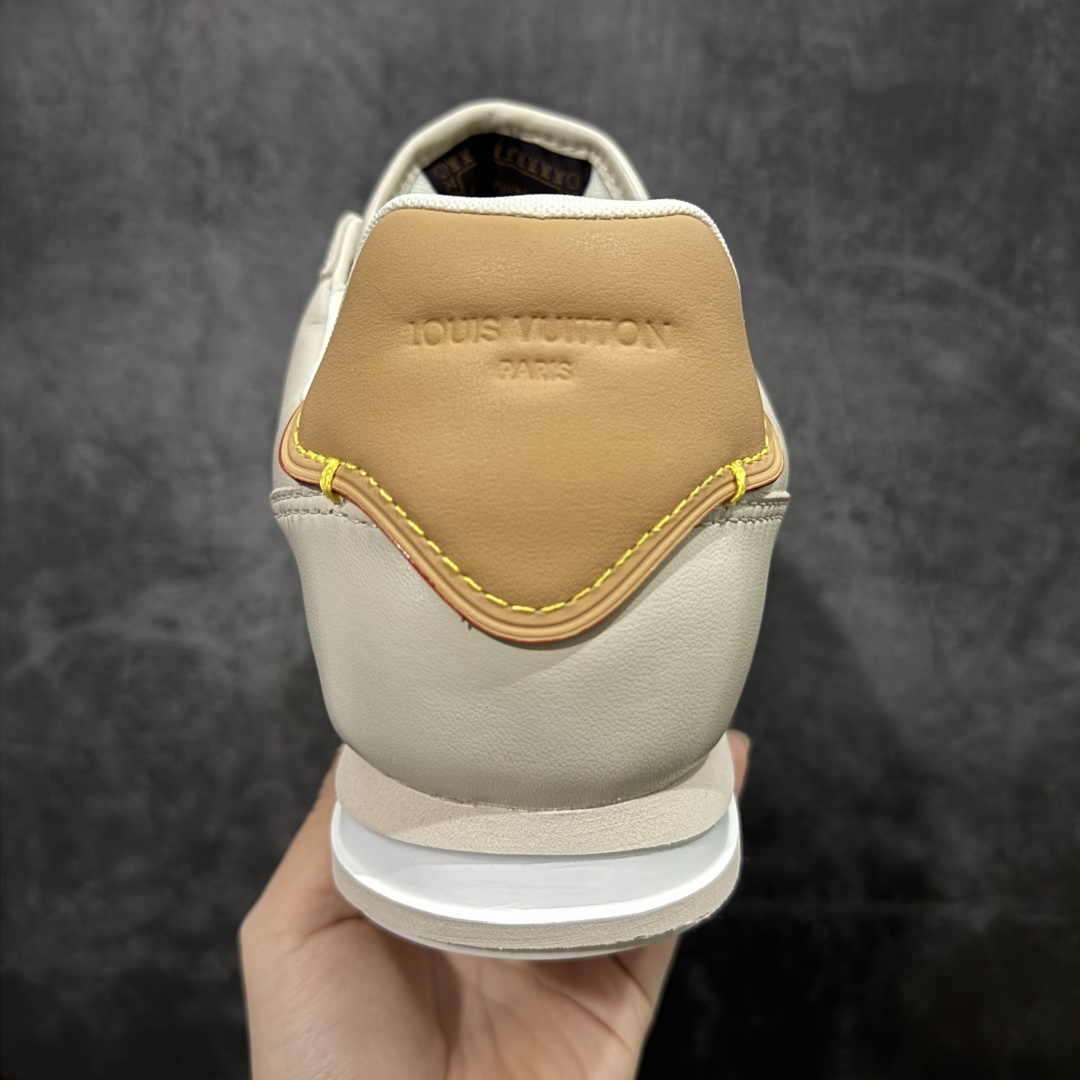 图片[4]-【纯原S版】莞产顶级LOUIS VUITTON × NIGO 联名款 Buttersoft FW25 牛皮革压纹 系带圆头 低帮系带圆头运动鞋 LV × Nigo 联名 FW25 最新 Buttersoft 系列 菲董操刀设计，阿甘鞋轮廓融合面包鞋风格 鞋型饱满但比例克制，上脚呈现慵懒高级感 厚鞋舌＋宽鞋带结构 鞋面采用头层牛皮＋羊皮革压纹 皮质细腻，纹理自然，耐看耐穿 鞋底为原版开模防滑 TPU 大底 全系列暴力拆借 原版开发 结构、比例与用料统一度高 尺码：35 36 37 38 39 40 41 42 43 44 45-选品中心