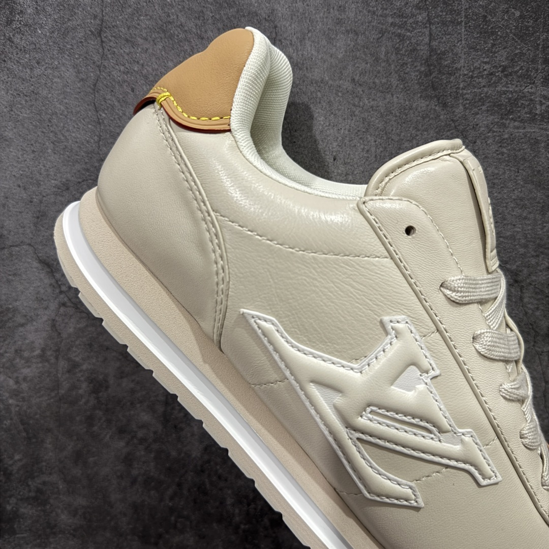 图片[7]-【纯原S版】莞产顶级LOUIS VUITTON × NIGO 联名款 Buttersoft FW25 牛皮革压纹 系带圆头 低帮系带圆头运动鞋 LV × Nigo 联名 FW25 最新 Buttersoft 系列 菲董操刀设计，阿甘鞋轮廓融合面包鞋风格 鞋型饱满但比例克制，上脚呈现慵懒高级感 厚鞋舌＋宽鞋带结构 鞋面采用头层牛皮＋羊皮革压纹 皮质细腻，纹理自然，耐看耐穿 鞋底为原版开模防滑 TPU 大底 全系列暴力拆借 原版开发 结构、比例与用料统一度高 尺码：35 36 37 38 39 40 41 42 43 44 45-选品中心