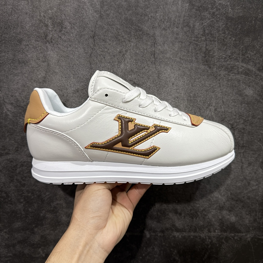 【纯原S版】莞产顶级LOUIS VUITTON × NIGO 联名款 Buttersoft FW25 牛皮革压纹 系带圆头 低帮系带圆头运动鞋 LV × Nigo 联名 FW25 最新 Buttersoft 系列 菲董操刀设计，阿甘鞋轮廓融合面包鞋风格 鞋型饱满但比例克制，上脚呈现慵懒高级感 厚鞋舌＋宽鞋带结构 鞋面采用头层牛皮＋羊皮革压纹 皮质细腻，纹理自然，耐看耐穿 鞋底为原版开模防滑 TPU 大底 全系列暴力拆借 原版开发 结构、比例与用料统一度高 尺码：36 37 38 39 40 41 42 43 44 45-选品中心