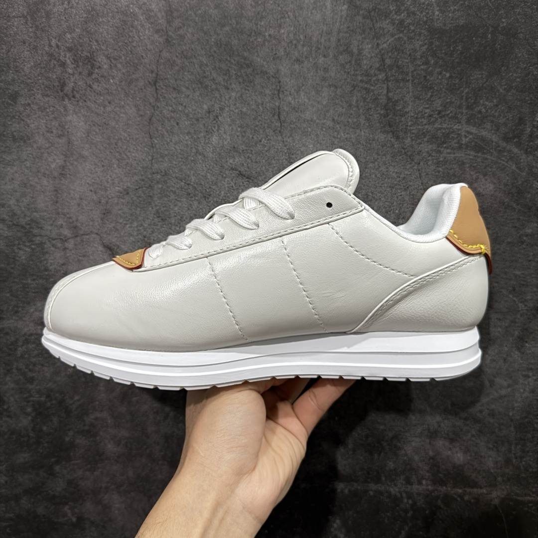 图片[2]-【纯原S版】莞产顶级LOUIS VUITTON × NIGO 联名款 Buttersoft FW25 牛皮革压纹 系带圆头 低帮系带圆头运动鞋 LV × Nigo 联名 FW25 最新 Buttersoft 系列 菲董操刀设计，阿甘鞋轮廓融合面包鞋风格 鞋型饱满但比例克制，上脚呈现慵懒高级感 厚鞋舌＋宽鞋带结构 鞋面采用头层牛皮＋羊皮革压纹 皮质细腻，纹理自然，耐看耐穿 鞋底为原版开模防滑 TPU 大底 全系列暴力拆借 原版开发 结构、比例与用料统一度高 尺码：36 37 38 39 40 41 42 43 44 45-选品中心