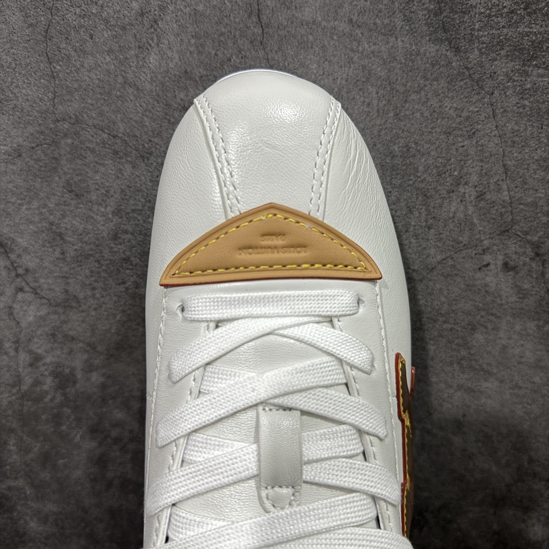 图片[5]-【纯原S版】莞产顶级LOUIS VUITTON × NIGO 联名款 Buttersoft FW25 牛皮革压纹 系带圆头 低帮系带圆头运动鞋 LV × Nigo 联名 FW25 最新 Buttersoft 系列 菲董操刀设计，阿甘鞋轮廓融合面包鞋风格 鞋型饱满但比例克制，上脚呈现慵懒高级感 厚鞋舌＋宽鞋带结构 鞋面采用头层牛皮＋羊皮革压纹 皮质细腻，纹理自然，耐看耐穿 鞋底为原版开模防滑 TPU 大底 全系列暴力拆借 原版开发 结构、比例与用料统一度高 尺码：36 37 38 39 40 41 42 43 44 45-选品中心