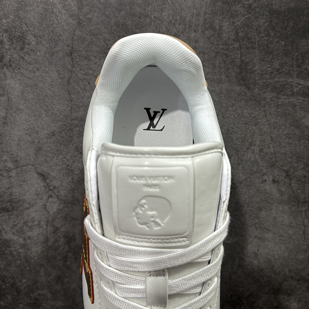 图片[8]-【纯原S版】莞产顶级LOUIS VUITTON × NIGO 联名款 Buttersoft FW25 牛皮革压纹 系带圆头 低帮系带圆头运动鞋 LV × Nigo 联名 FW25 最新 Buttersoft 系列 菲董操刀设计，阿甘鞋轮廓融合面包鞋风格 鞋型饱满但比例克制，上脚呈现慵懒高级感 厚鞋舌＋宽鞋带结构 鞋面采用头层牛皮＋羊皮革压纹 皮质细腻，纹理自然，耐看耐穿 鞋底为原版开模防滑 TPU 大底 全系列暴力拆借 原版开发 结构、比例与用料统一度高 尺码：36 37 38 39 40 41 42 43 44 45-选品中心