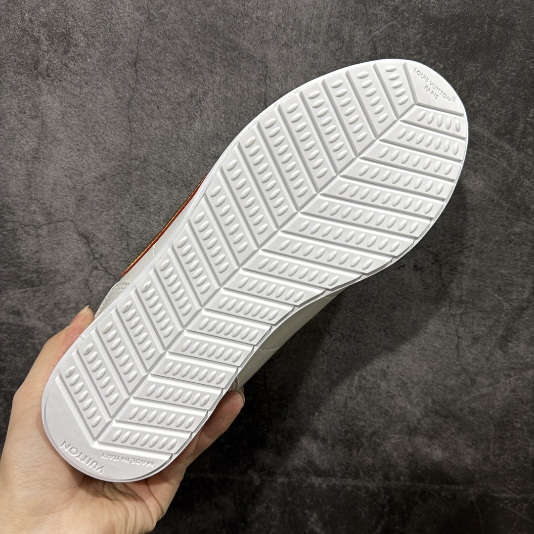 图片[9]-【纯原S版】莞产顶级LOUIS VUITTON × NIGO 联名款 Buttersoft FW25 牛皮革压纹 系带圆头 低帮系带圆头运动鞋 LV × Nigo 联名 FW25 最新 Buttersoft 系列 菲董操刀设计，阿甘鞋轮廓融合面包鞋风格 鞋型饱满但比例克制，上脚呈现慵懒高级感 厚鞋舌＋宽鞋带结构 鞋面采用头层牛皮＋羊皮革压纹 皮质细腻，纹理自然，耐看耐穿 鞋底为原版开模防滑 TPU 大底 全系列暴力拆借 原版开发 结构、比例与用料统一度高 尺码：36 37 38 39 40 41 42 43 44 45-选品中心