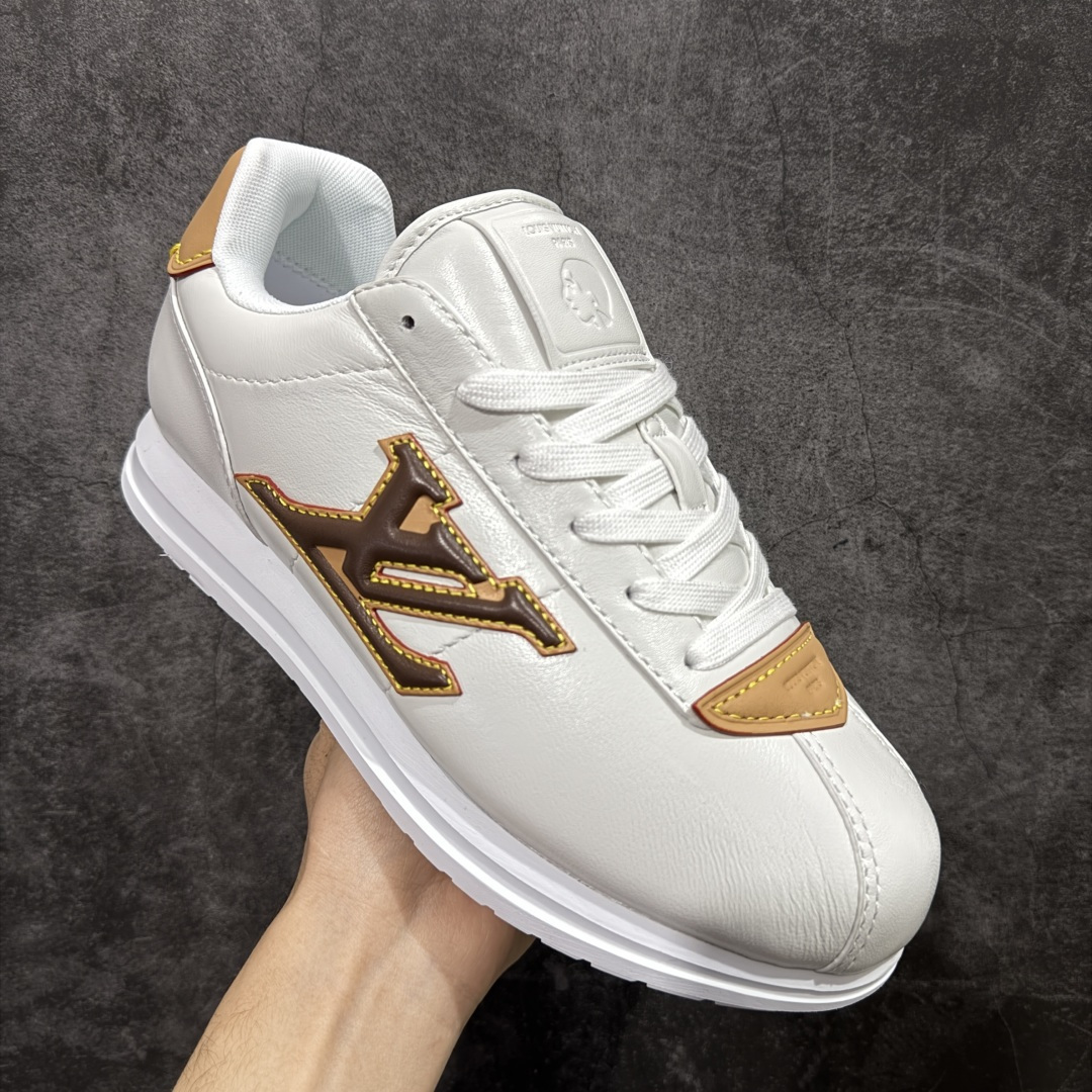 图片[3]-【纯原S版】莞产顶级LOUIS VUITTON × NIGO 联名款 Buttersoft FW25 牛皮革压纹 系带圆头 低帮系带圆头运动鞋 LV × Nigo 联名 FW25 最新 Buttersoft 系列 菲董操刀设计，阿甘鞋轮廓融合面包鞋风格 鞋型饱满但比例克制，上脚呈现慵懒高级感 厚鞋舌＋宽鞋带结构 鞋面采用头层牛皮＋羊皮革压纹 皮质细腻，纹理自然，耐看耐穿 鞋底为原版开模防滑 TPU 大底 全系列暴力拆借 原版开发 结构、比例与用料统一度高 尺码：36 37 38 39 40 41 42 43 44 45-选品中心