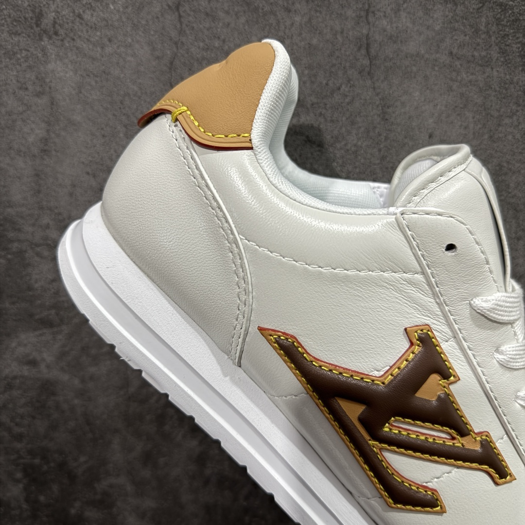 图片[7]-【纯原S版】莞产顶级LOUIS VUITTON × NIGO 联名款 Buttersoft FW25 牛皮革压纹 系带圆头 低帮系带圆头运动鞋 LV × Nigo 联名 FW25 最新 Buttersoft 系列 菲董操刀设计，阿甘鞋轮廓融合面包鞋风格 鞋型饱满但比例克制，上脚呈现慵懒高级感 厚鞋舌＋宽鞋带结构 鞋面采用头层牛皮＋羊皮革压纹 皮质细腻，纹理自然，耐看耐穿 鞋底为原版开模防滑 TPU 大底 全系列暴力拆借 原版开发 结构、比例与用料统一度高 尺码：36 37 38 39 40 41 42 43 44 45-选品中心