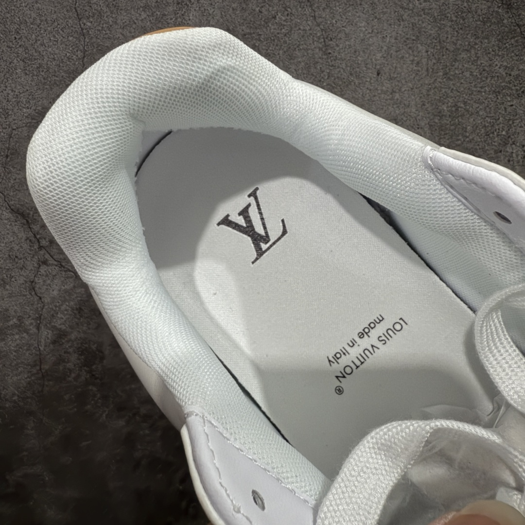 图片[8]-【纯原S版】莞产顶级LOUIS VUITTON × NIGO 联名款 Buttersoft FW25 牛皮革压纹 系带圆头 低帮系带圆头运动鞋 LV × Nigo 联名 FW25 最新 Buttersoft 系列 菲董操刀设计，阿甘鞋轮廓融合面包鞋风格 鞋型饱满但比例克制，上脚呈现慵懒高级感 厚鞋舌＋宽鞋带结构 鞋面采用头层牛皮＋羊皮革压纹 皮质细腻，纹理自然，耐看耐穿 鞋底为原版开模防滑 TPU 大底 全系列暴力拆借 原版开发 结构、比例与用料统一度高 尺码：36 37 38 39 40 41 42 43 44 45-选品中心