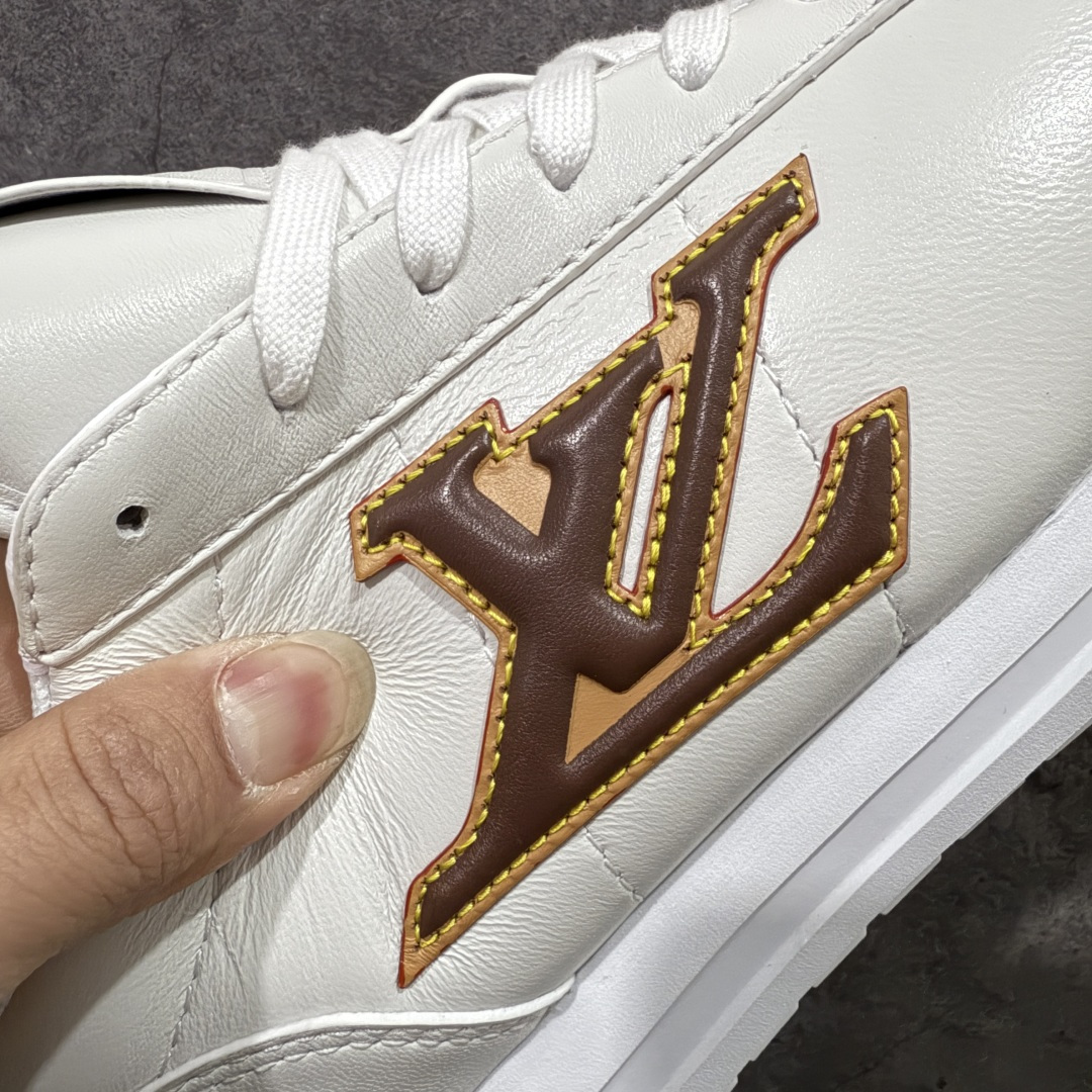 图片[4]-【纯原S版】莞产顶级LOUIS VUITTON × NIGO 联名款 Buttersoft FW25 牛皮革压纹 系带圆头 低帮系带圆头运动鞋 LV × Nigo 联名 FW25 最新 Buttersoft 系列 菲董操刀设计，阿甘鞋轮廓融合面包鞋风格 鞋型饱满但比例克制，上脚呈现慵懒高级感 厚鞋舌＋宽鞋带结构 鞋面采用头层牛皮＋羊皮革压纹 皮质细腻，纹理自然，耐看耐穿 鞋底为原版开模防滑 TPU 大底 全系列暴力拆借 原版开发 结构、比例与用料统一度高 尺码：36 37 38 39 40 41 42 43 44 45-选品中心