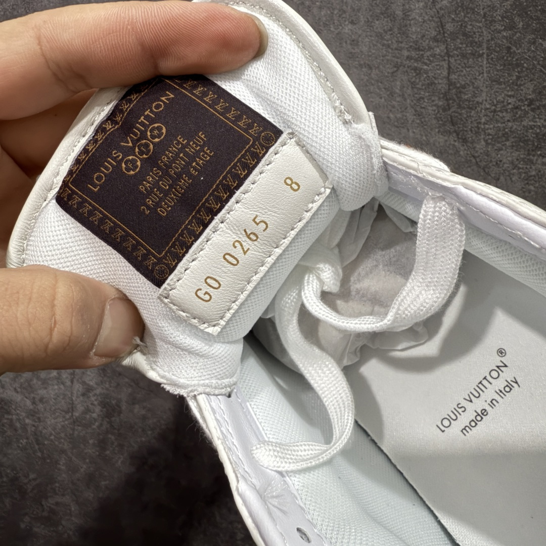 图片[7]-【纯原S版】莞产顶级LOUIS VUITTON × NIGO 联名款 Buttersoft FW25 牛皮革压纹 系带圆头 低帮系带圆头运动鞋 LV × Nigo 联名 FW25 最新 Buttersoft 系列 菲董操刀设计，阿甘鞋轮廓融合面包鞋风格 鞋型饱满但比例克制，上脚呈现慵懒高级感 厚鞋舌＋宽鞋带结构 鞋面采用头层牛皮＋羊皮革压纹 皮质细腻，纹理自然，耐看耐穿 鞋底为原版开模防滑 TPU 大底 全系列暴力拆借 原版开发 结构、比例与用料统一度高 尺码：36 37 38 39 40 41 42 43 44 45-选品中心