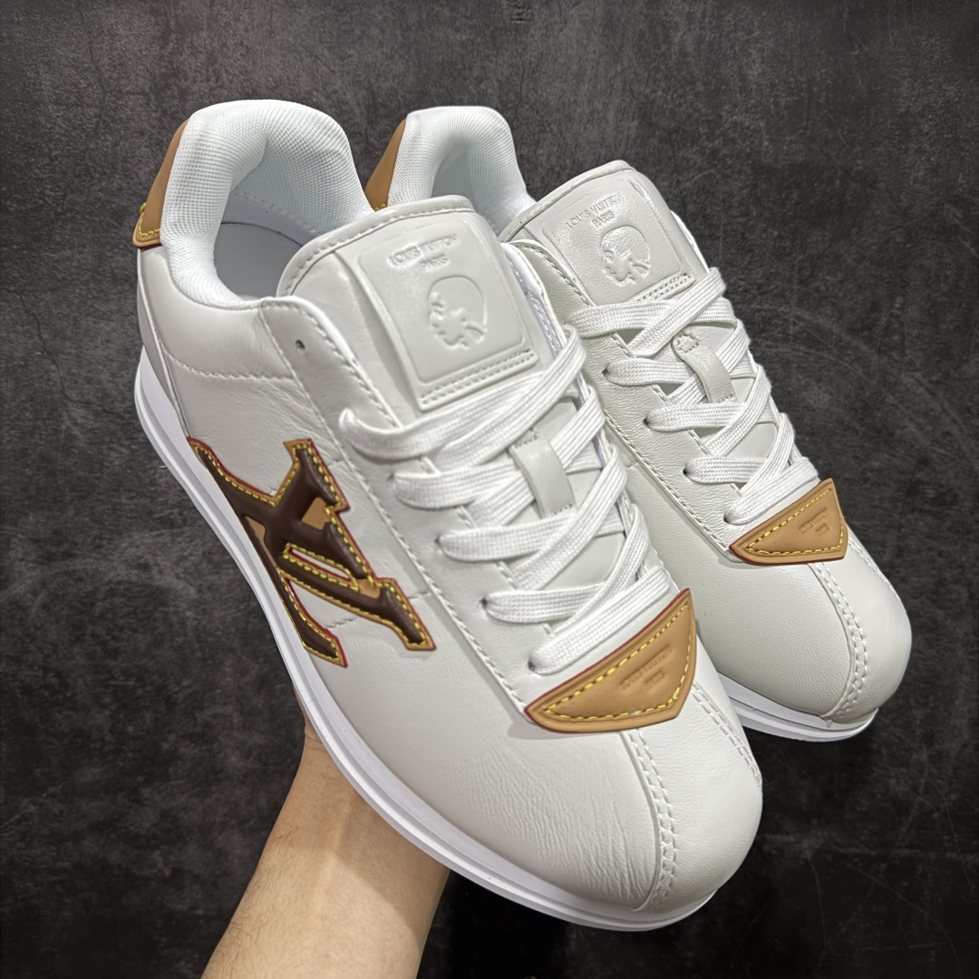 【纯原S版】莞产顶级LOUIS VUITTON × NIGO 联名款 Buttersoft FW25 牛皮革压纹 系带圆头 低帮系带圆头运动鞋 LV × Nigo 联名 FW25 最新 Buttersoft 系列 菲董操刀设计，阿甘鞋轮廓融合面包鞋风格 鞋型饱满但比例克制，上脚呈现慵懒高级感 厚鞋舌＋宽鞋带结构 鞋面采用头层牛皮＋羊皮革压纹 皮质细腻，纹理自然，耐看耐穿 鞋底为原版开模防滑 TPU 大底 全系列暴力拆借 原版开发 结构、比例与用料统一度高 尺码：36 37 38 39 40 41 42 43 44 45-选品中心