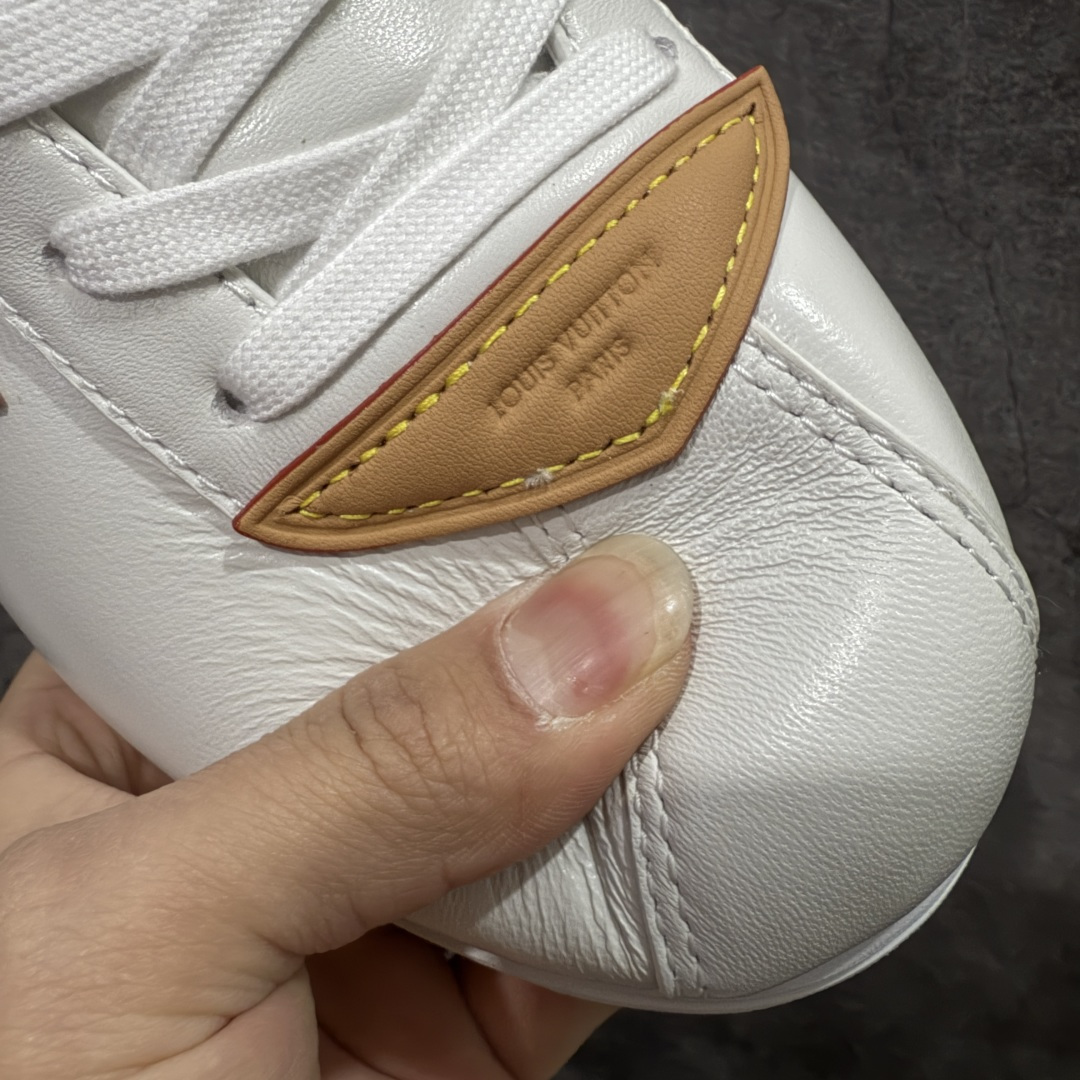 图片[5]-【纯原S版】莞产顶级LOUIS VUITTON × NIGO 联名款 Buttersoft FW25 牛皮革压纹 系带圆头 低帮系带圆头运动鞋 LV × Nigo 联名 FW25 最新 Buttersoft 系列 菲董操刀设计，阿甘鞋轮廓融合面包鞋风格 鞋型饱满但比例克制，上脚呈现慵懒高级感 厚鞋舌＋宽鞋带结构 鞋面采用头层牛皮＋羊皮革压纹 皮质细腻，纹理自然，耐看耐穿 鞋底为原版开模防滑 TPU 大底 全系列暴力拆借 原版开发 结构、比例与用料统一度高 尺码：36 37 38 39 40 41 42 43 44 45-选品中心