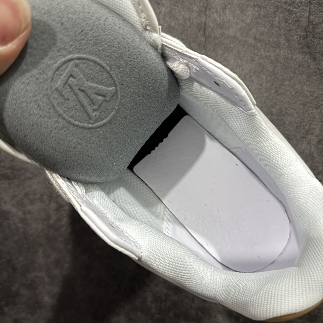 图片[9]-【纯原S版】莞产顶级LOUIS VUITTON × NIGO 联名款 Buttersoft FW25 牛皮革压纹 系带圆头 低帮系带圆头运动鞋 LV × Nigo 联名 FW25 最新 Buttersoft 系列 菲董操刀设计，阿甘鞋轮廓融合面包鞋风格 鞋型饱满但比例克制，上脚呈现慵懒高级感 厚鞋舌＋宽鞋带结构 鞋面采用头层牛皮＋羊皮革压纹 皮质细腻，纹理自然，耐看耐穿 鞋底为原版开模防滑 TPU 大底 全系列暴力拆借 原版开发 结构、比例与用料统一度高 尺码：36 37 38 39 40 41 42 43 44 45-选品中心