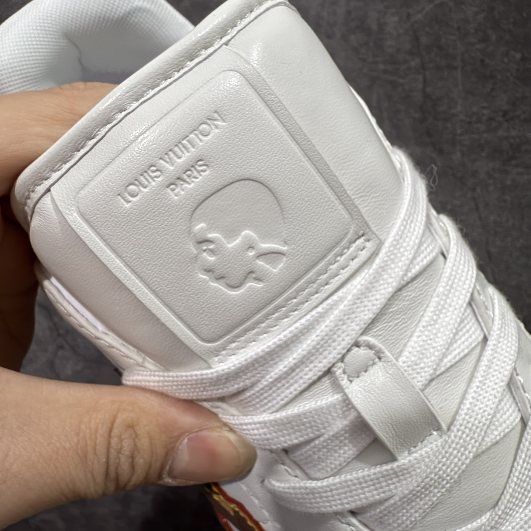 图片[6]-【纯原S版】莞产顶级LOUIS VUITTON × NIGO 联名款 Buttersoft FW25 牛皮革压纹 系带圆头 低帮系带圆头运动鞋 LV × Nigo 联名 FW25 最新 Buttersoft 系列 菲董操刀设计，阿甘鞋轮廓融合面包鞋风格 鞋型饱满但比例克制，上脚呈现慵懒高级感 厚鞋舌＋宽鞋带结构 鞋面采用头层牛皮＋羊皮革压纹 皮质细腻，纹理自然，耐看耐穿 鞋底为原版开模防滑 TPU 大底 全系列暴力拆借 原版开发 结构、比例与用料统一度高 尺码：36 37 38 39 40 41 42 43 44 45-选品中心