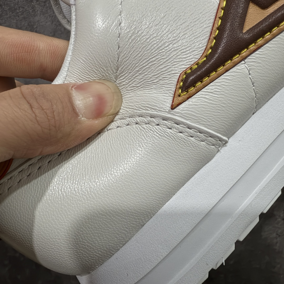 图片[3]-【纯原S版】莞产顶级LOUIS VUITTON × NIGO 联名款 Buttersoft FW25 牛皮革压纹 系带圆头 低帮系带圆头运动鞋 LV × Nigo 联名 FW25 最新 Buttersoft 系列 菲董操刀设计，阿甘鞋轮廓融合面包鞋风格 鞋型饱满但比例克制，上脚呈现慵懒高级感 厚鞋舌＋宽鞋带结构 鞋面采用头层牛皮＋羊皮革压纹 皮质细腻，纹理自然，耐看耐穿 鞋底为原版开模防滑 TPU 大底 全系列暴力拆借 原版开发 结构、比例与用料统一度高 尺码：36 37 38 39 40 41 42 43 44 45-选品中心