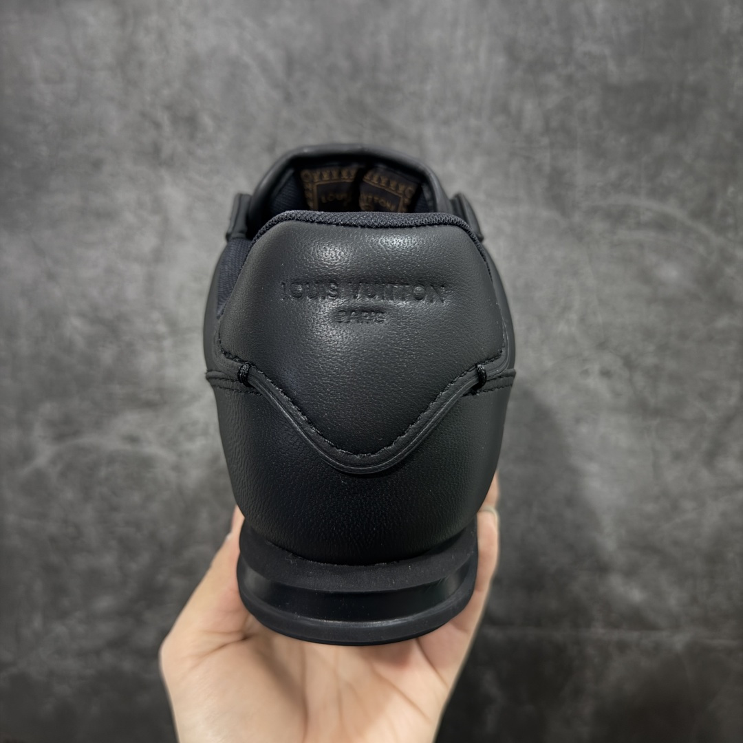 图片[4]-【纯原S版】莞产顶级LOUIS VUITTON × NIGO 联名款 Buttersoft FW25 牛皮革压纹 系带圆头 低帮系带圆头运动鞋 LV × Nigo 联名 FW25 最新 Buttersoft 系列 菲董操刀设计，阿甘鞋轮廓融合面包鞋风格 鞋型饱满但比例克制，上脚呈现慵懒高级感 厚鞋舌＋宽鞋带结构 鞋面采用头层牛皮＋羊皮革压纹 皮质细腻，纹理自然，耐看耐穿 鞋底为原版开模防滑 TPU 大底 全系列暴力拆借 原版开发 结构、比例与用料统一度高 尺码：35 36 37 38 39 40 41 42 43 44 45-选品中心