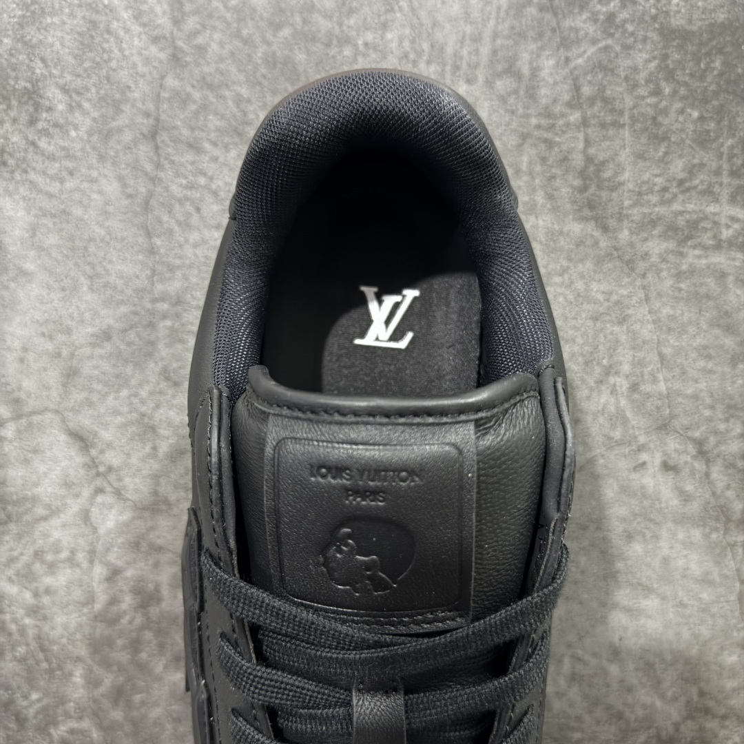 图片[8]-【纯原S版】莞产顶级LOUIS VUITTON × NIGO 联名款 Buttersoft FW25 牛皮革压纹 系带圆头 低帮系带圆头运动鞋 LV × Nigo 联名 FW25 最新 Buttersoft 系列 菲董操刀设计，阿甘鞋轮廓融合面包鞋风格 鞋型饱满但比例克制，上脚呈现慵懒高级感 厚鞋舌＋宽鞋带结构 鞋面采用头层牛皮＋羊皮革压纹 皮质细腻，纹理自然，耐看耐穿 鞋底为原版开模防滑 TPU 大底 全系列暴力拆借 原版开发 结构、比例与用料统一度高 尺码：35 36 37 38 39 40 41 42 43 44 45-选品中心
