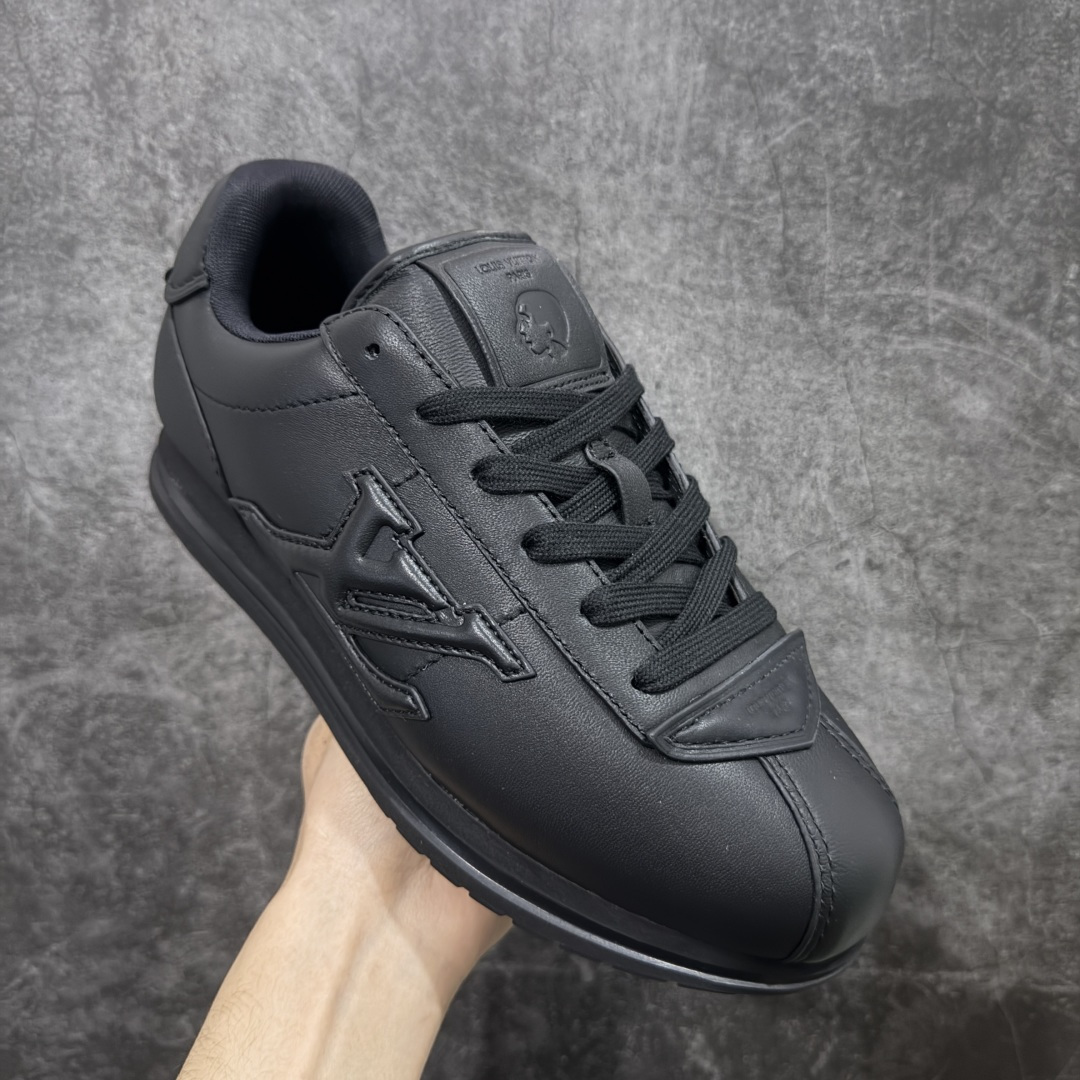 图片[3]-【纯原S版】莞产顶级LOUIS VUITTON × NIGO 联名款 Buttersoft FW25 牛皮革压纹 系带圆头 低帮系带圆头运动鞋 LV × Nigo 联名 FW25 最新 Buttersoft 系列 菲董操刀设计，阿甘鞋轮廓融合面包鞋风格 鞋型饱满但比例克制，上脚呈现慵懒高级感 厚鞋舌＋宽鞋带结构 鞋面采用头层牛皮＋羊皮革压纹 皮质细腻，纹理自然，耐看耐穿 鞋底为原版开模防滑 TPU 大底 全系列暴力拆借 原版开发 结构、比例与用料统一度高 尺码：35 36 37 38 39 40 41 42 43 44 45-选品中心